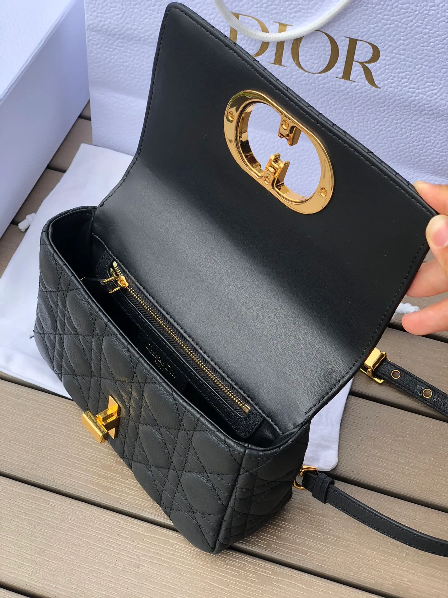 Top upgraded version💰1800 Size: 20×12×7cm Specially available from Dior overseas channel resources❗️This Dior caro handbag combines elegance and modern style. Crafted from supple cow leather with cannage pattern topstitching. The flip cover is decorated with a metal knob-style "CD" clasp with an antique gold finish, and is paired with a detachable "CD" logo chain shoulder strap, which can be carried by hand, shoulder or cross-body. It can be replaced with an embroidered wide shoulder strap to embellish daily looks or add a bright finishing touch to evening wear.