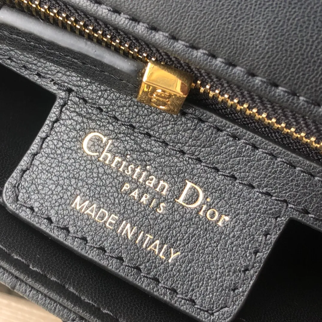 Top upgraded version💰1800 Size: 20×12×7cm Specially available from Dior overseas channel resources❗️This Dior caro handbag combines elegance and modern style. Crafted from supple cow leather with cannage pattern topstitching. The flip cover is decorated with a metal knob-style "CD" clasp with an antique gold finish, and is paired with a detachable "CD" logo chain shoulder strap, which can be carried by hand, shoulder or cross-body. It can be replaced with an embroidered wide shoulder strap to embellish daily looks or add a bright finishing touch to evening wear.