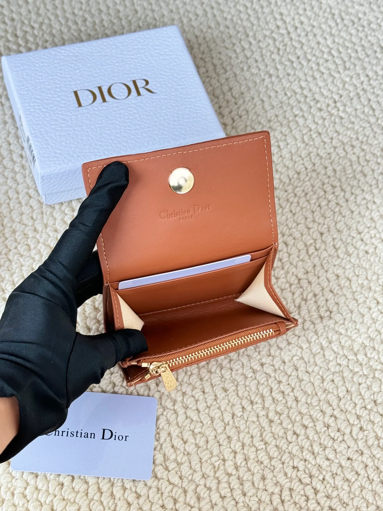 💰160 No.: S0966ONMJ_M413 Size: 11x7.5x2.5cm This My Dior Glycine wallet is compact, practical and unique. Crafted from blush pink sheepskin, it is decorated with a cannage pattern and features a D.I.O.R. charm on the front to enhance the style. Elegant and refined, it can store a variety of daily necessities, is suitable for various occasions, and can be matched with other My Dior items. Front D.I.O.R. charm 2 card slots 1 zipped compartment 1 spacious interior compartment Made in Italy