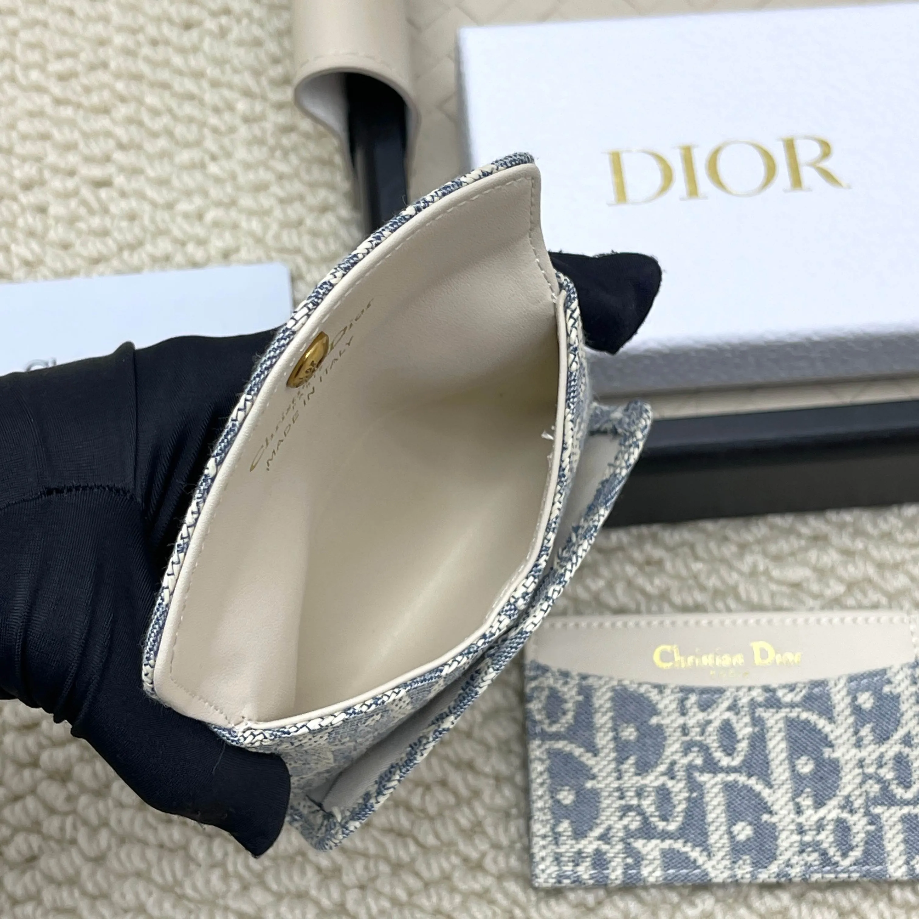 💰140 New🎀🎀DIOR Dior’s most popular bag for early spring 2026. Small and exquisite, it is made of Obliaue presbyopic fabric. The iconic letters enhance the style. The 2-in-1 capacity can store card change. Size: 11*8*2cm. No.: S4318.