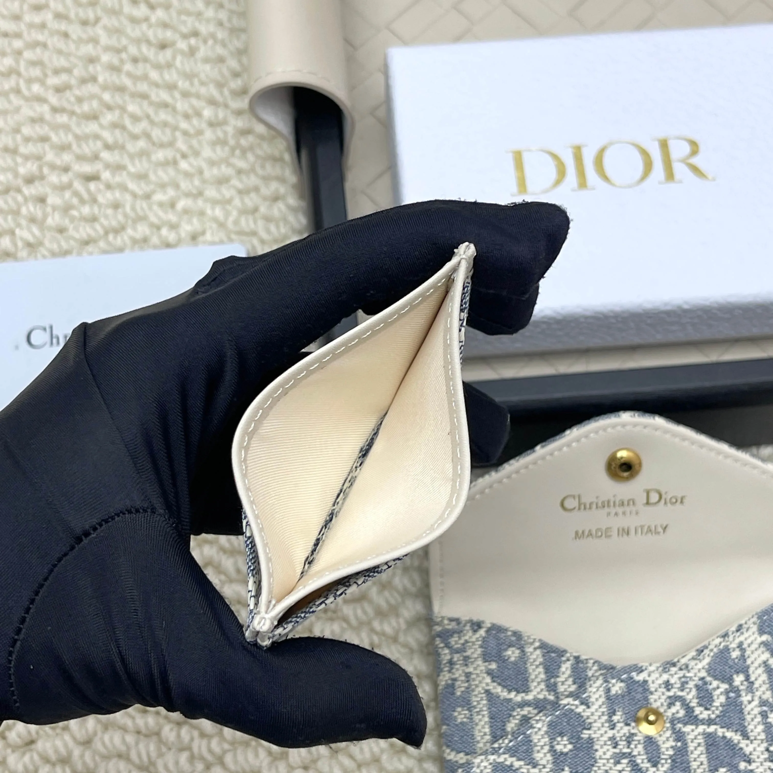 💰140 New🎀🎀DIOR Dior’s most popular bag for early spring 2026. Small and exquisite, it is made of Obliaue presbyopic fabric. The iconic letters enhance the style. The 2-in-1 capacity can store card change. Size: 11*8*2cm. No.: S4318.