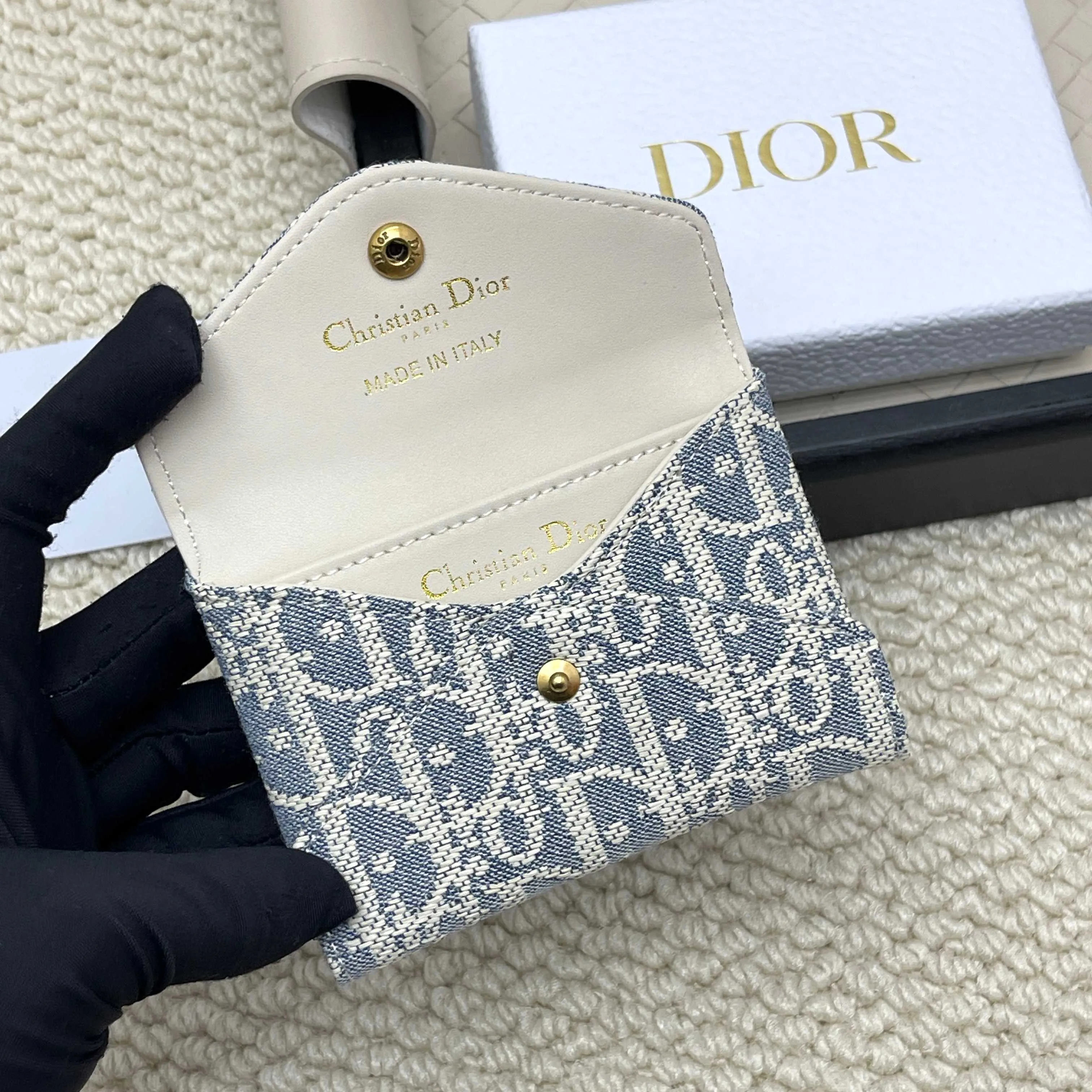 💰140 New🎀🎀DIOR Dior’s most popular bag for early spring 2026. Small and exquisite, it is made of Obliaue presbyopic fabric. The iconic letters enhance the style. The 2-in-1 capacity can store card change. Size: 11*8*2cm. No.: S4318.