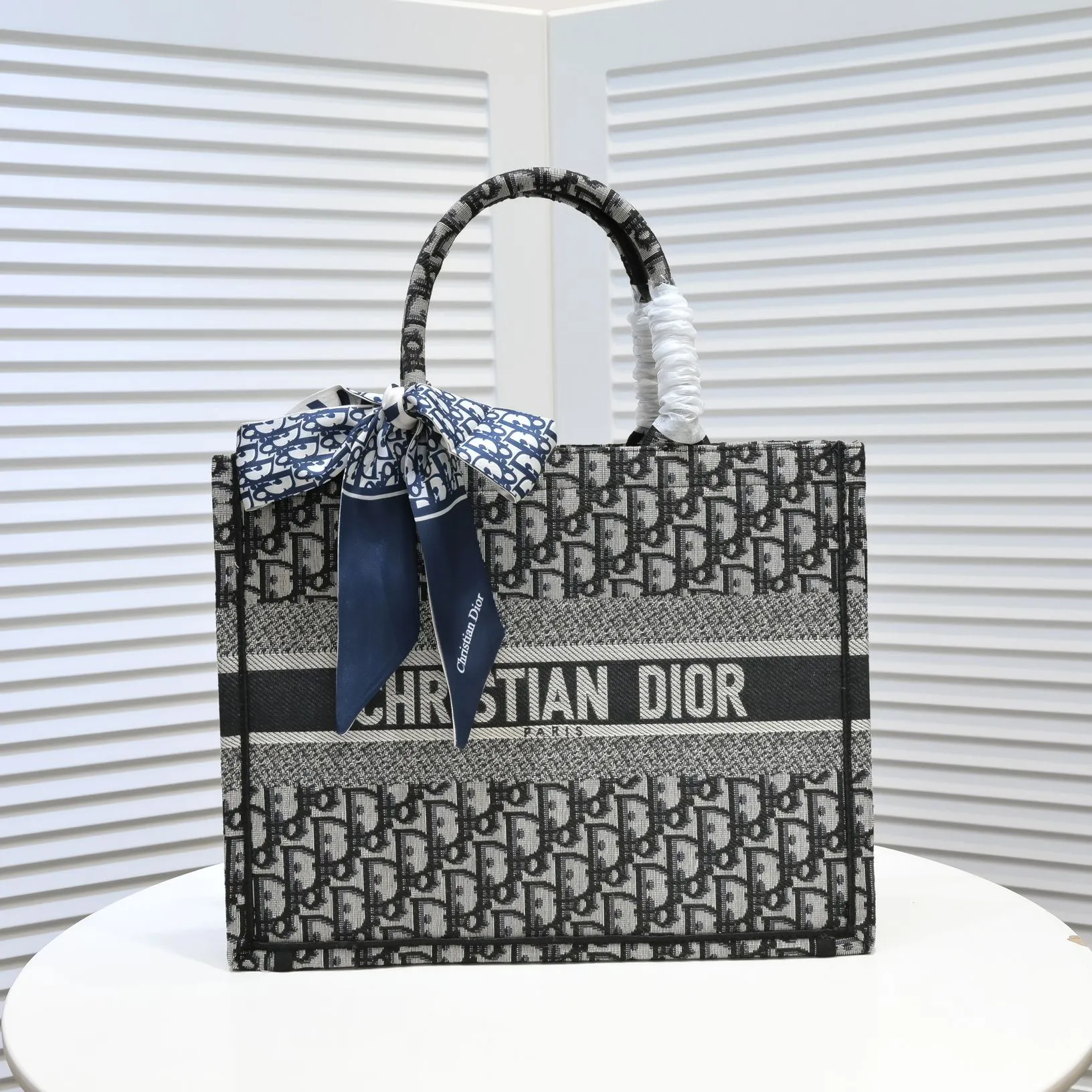 💰340￥Small size with silk scarf and overlock🔜Dior new shopping bag at Dior counter! Counters are updated simultaneously! Limited edition of the same style as the stars! Super stylish! Imported fabric👍high-end quality! Model: 8034 Size: 36*27*16cm