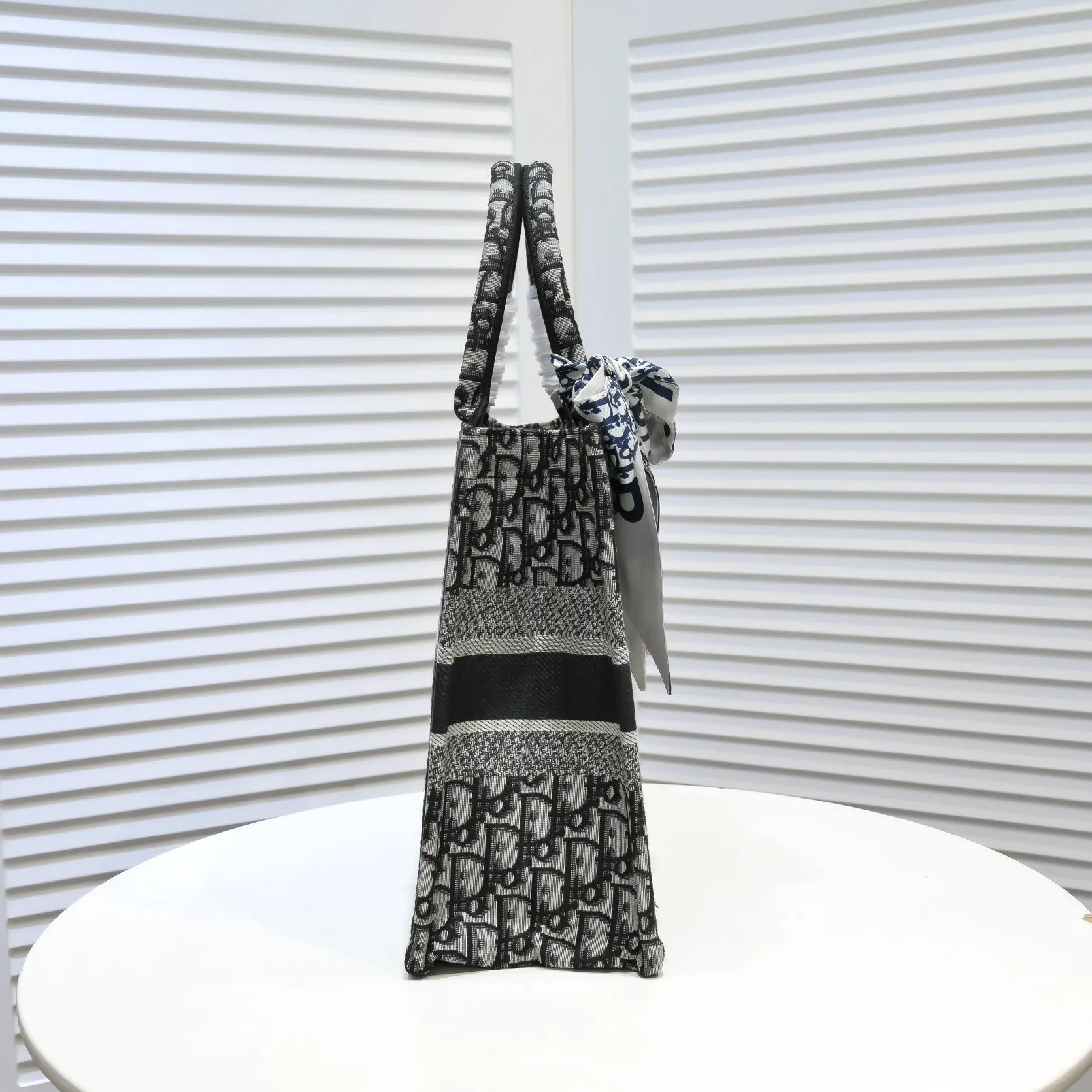 💰340￥Small size with silk scarf and overlock🔜Dior new shopping bag at Dior counter! Counters are updated simultaneously! Limited edition of the same style as the stars! Super stylish! Imported fabric👍high-end quality! Model: 8034 Size: 36*27*16cm