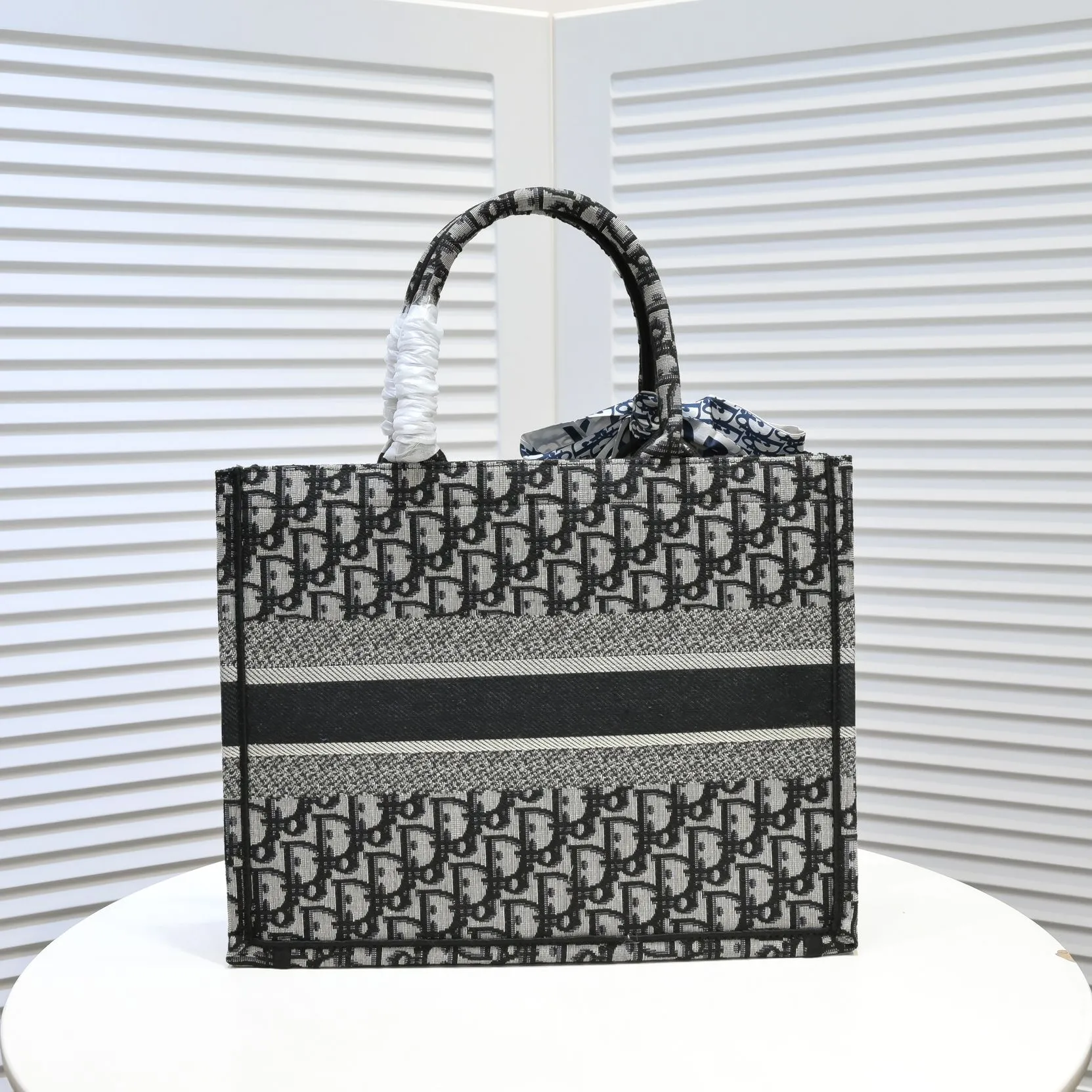 💰340￥Small size with silk scarf and overlock🔜Dior new shopping bag at Dior counter! Counters are updated simultaneously! Limited edition of the same style as the stars! Super stylish! Imported fabric👍high-end quality! Model: 8034 Size: 36*27*16cm