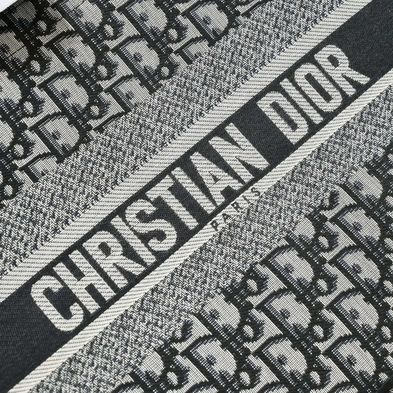 💰340￥Small size with silk scarf and overlock🔜Dior new shopping bag at Dior counter! Counters are updated simultaneously! Limited edition of the same style as the stars! Super stylish! Imported fabric👍high-end quality! Model: 8034 Size: 36*27*16cm