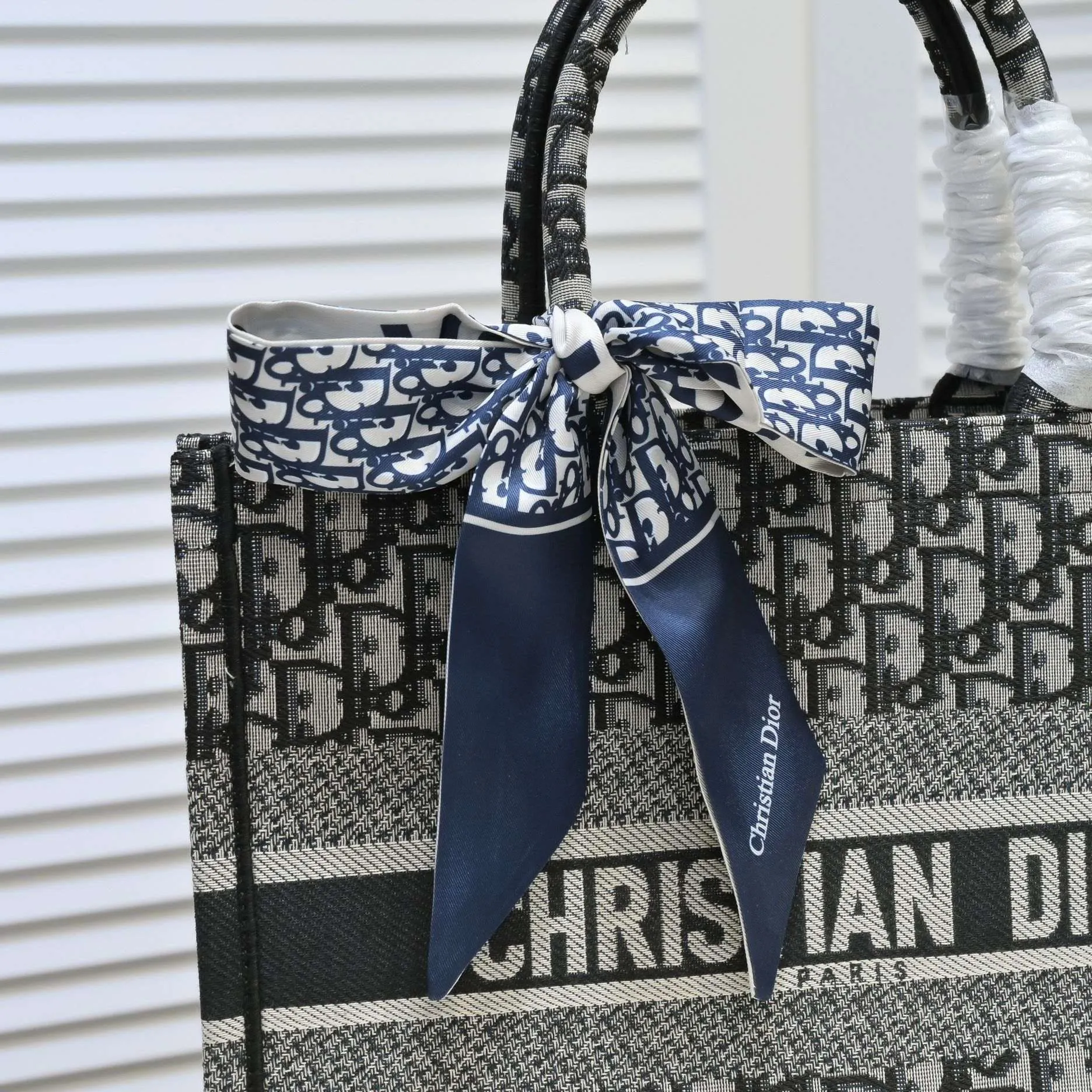 💰340￥Small size with silk scarf and overlock🔜Dior new shopping bag at Dior counter! Counters are updated simultaneously! Limited edition of the same style as the stars! Super stylish! Imported fabric👍high-end quality! Model: 8034 Size: 36*27*16cm