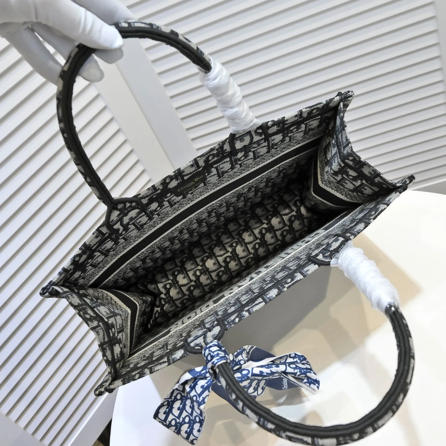 💰340￥Small size with silk scarf and overlock🔜Dior new shopping bag at Dior counter! Counters are updated simultaneously! Limited edition of the same style as the stars! Super stylish! Imported fabric👍high-end quality! Model: 8034 Size: 36*27*16cm