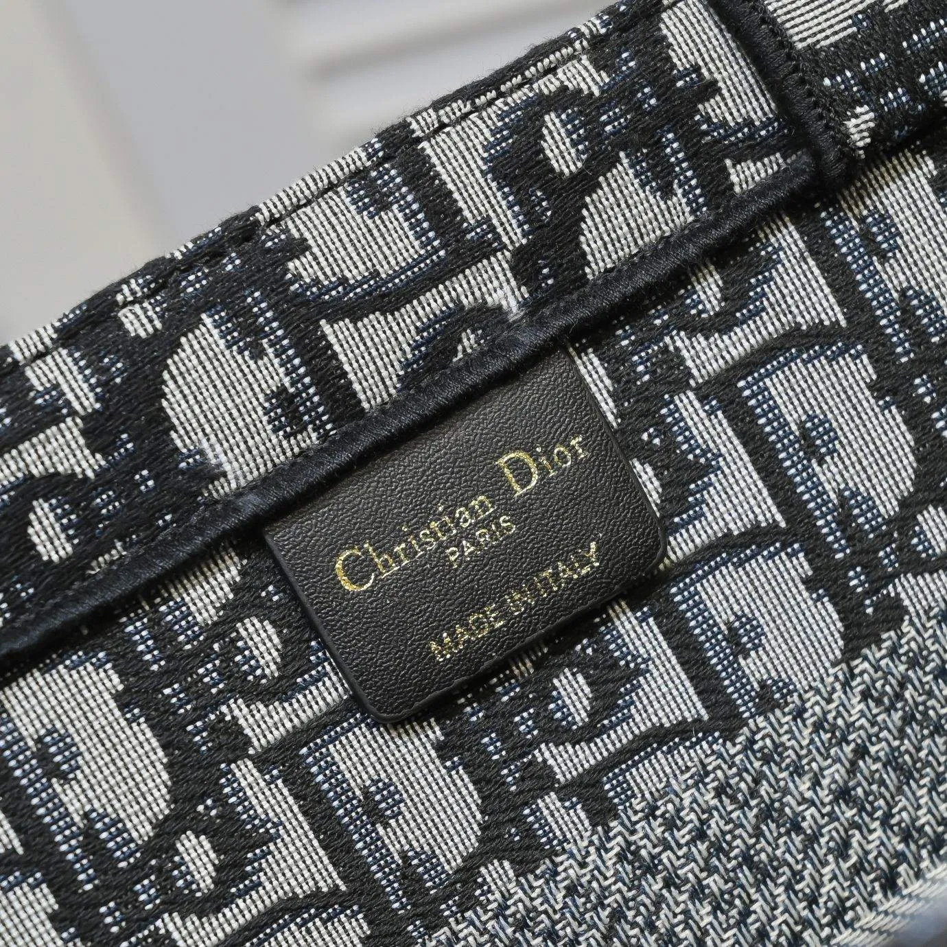💰340￥Small size with silk scarf and overlock🔜Dior new shopping bag at Dior counter! Counters are updated simultaneously! Limited edition of the same style as the stars! Super stylish! Imported fabric👍high-end quality! Model: 8034 Size: 36*27*16cm
