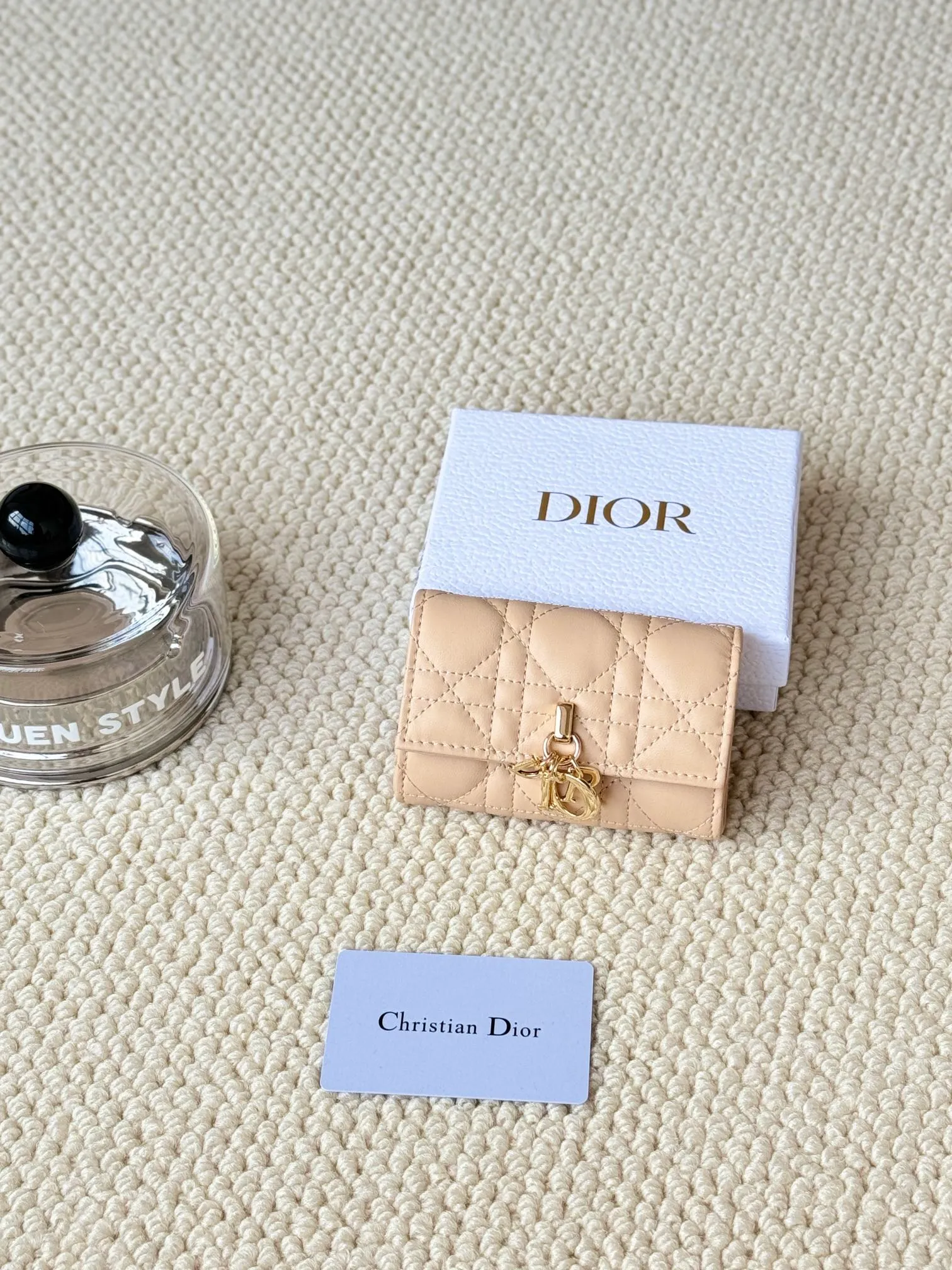 💰160 No.: S0966ONMJ_M413 Size: 11x7.5x2.5cm This My Dior Glycine wallet is compact, practical and unique. Crafted from blush pink sheepskin, it is decorated with a cannage pattern and features a D.I.O.R. charm on the front to enhance the style. Elegant and refined, it can store a variety of daily necessities, is suitable for various occasions, and can be matched with other My Dior items. Front D.I.O.R. charm 2 card slots 1 zipped compartment 1 spacious interior compartment Made in Italy