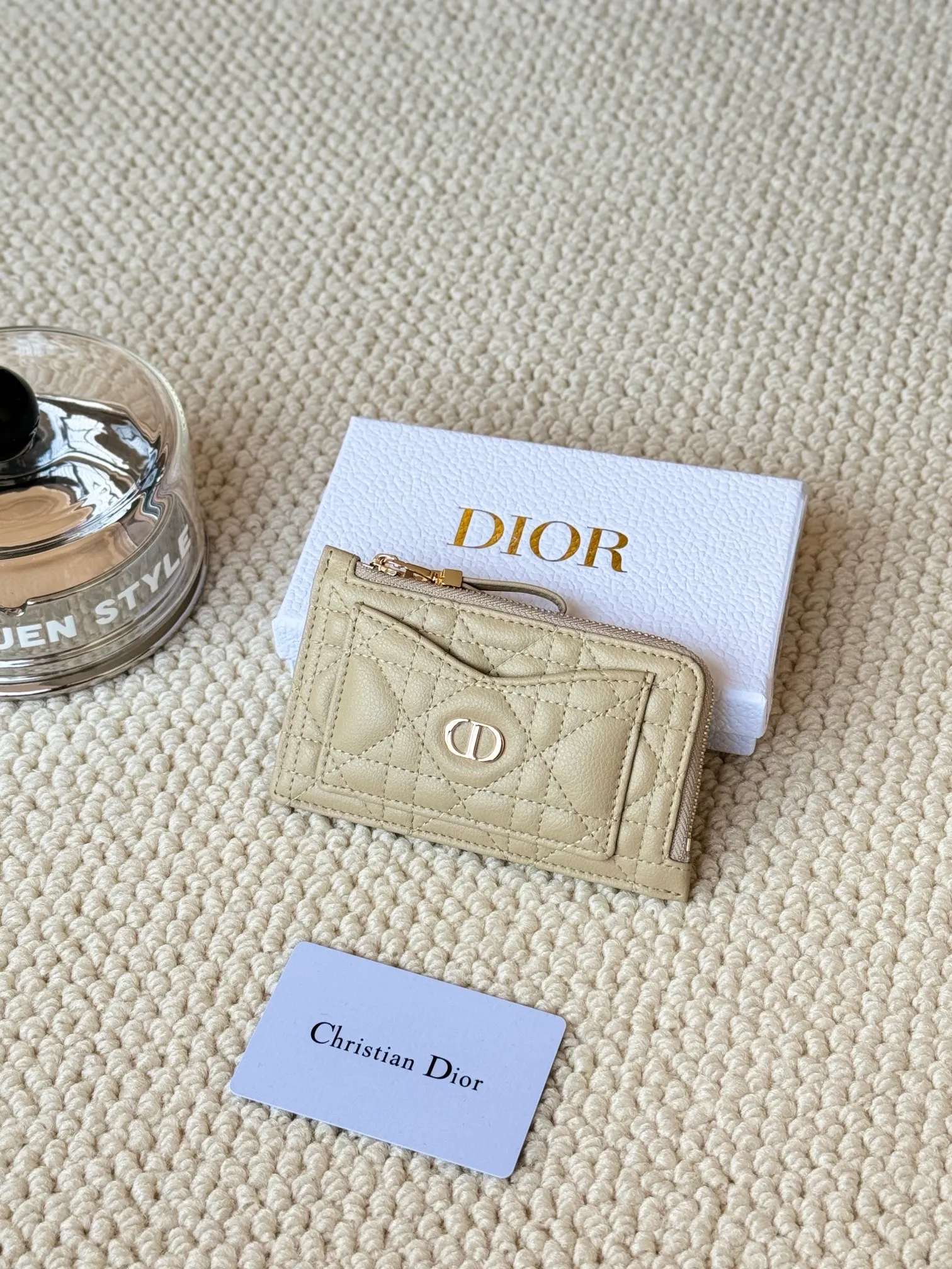 💰150Lady Dior card holder. Sand color wallet bought to fit into a waste bag. L-shaped opening, seven-zipper card holder. No.: S5131. There are too many front patch pockets to hold cards. The banknotes need to be folded at 40% off. It can hold 30% off but it has a zipper. The size is 13.5*8.5*1.5 cm. The Dior card holder meets my various needs. Compared with other styles, it is thin, compact and has a large capacity. There is no conspicuous big LOGO, it will not scratch when placed in the bag, and it is relatively low-key and classic. There is a special place for access control cards, so you don’t need to mix them with bank cards. When I used to swipe access control cards, I couldn’t swipe them because there were too many cards, so I had to take out the access control cards separately. There is a zipper, so you don't have to worry about putting important things out, and the zipper is half-open, so it's more convenient to put things in and take things out than having only one side.