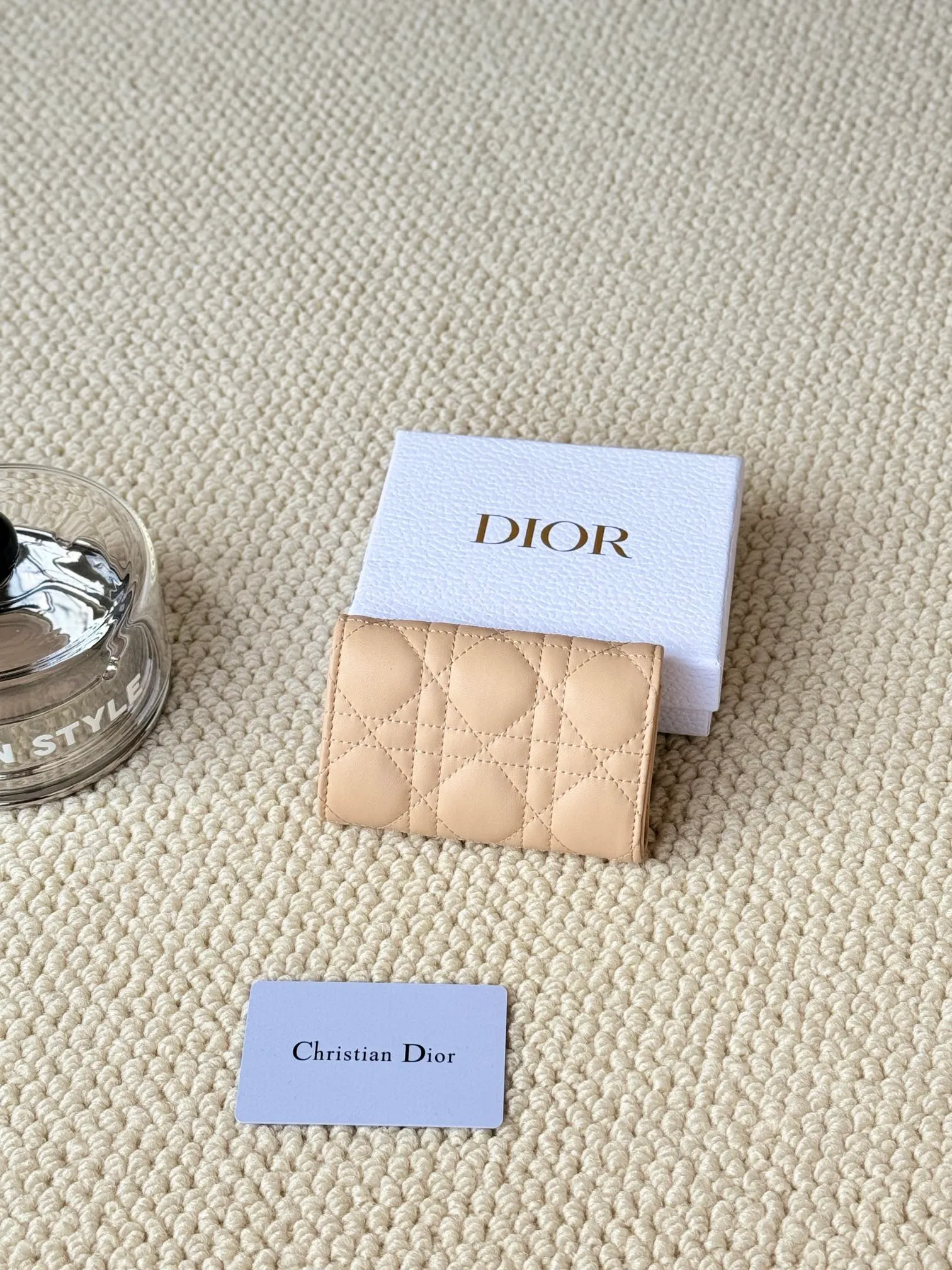 💰150 No.: S0966ONMJ_M413 Size: 11x7.5x2.5cm This My Dior Glycine wallet is compact, practical and unique. Crafted from blush pink sheepskin, it is decorated with a cannage pattern and features a D.I.O.R. charm on the front to enhance the style. Elegant and refined, it can store a variety of daily necessities, is suitable for various occasions, and can be matched with other My Dior items. Front D.I.O.R. charm 2 card slots 1 zipped compartment 1 spacious interior compartment Made in Italy