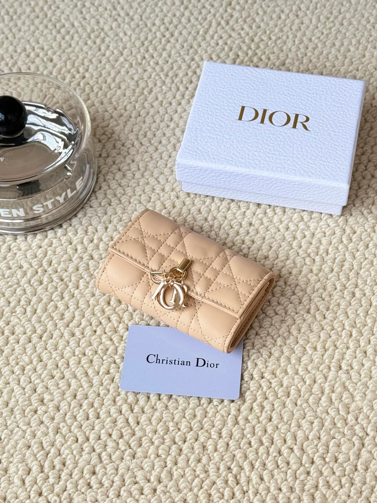 💰150 No.: S0966ONMJ_M413 Size: 11x7.5x2.5cm This My Dior Glycine wallet is compact, practical and unique. Crafted from blush pink sheepskin, it is decorated with a cannage pattern and features a D.I.O.R. charm on the front to enhance the style. Elegant and refined, it can store a variety of daily necessities, is suitable for various occasions, and can be matched with other My Dior items. Front D.I.O.R. charm 2 card slots 1 zipped compartment 1 spacious interior compartment Made in Italy