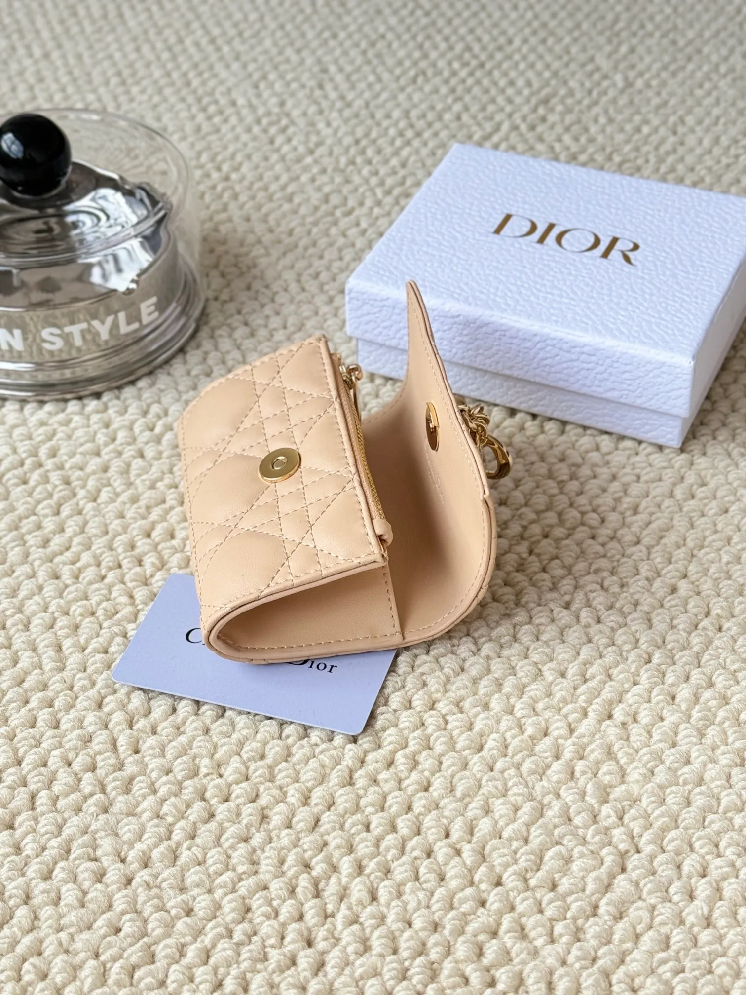 💰150 No.: S0966ONMJ_M413 Size: 11x7.5x2.5cm This My Dior Glycine wallet is compact, practical and unique. Crafted from blush pink sheepskin, it is decorated with a cannage pattern and features a D.I.O.R. charm on the front to enhance the style. Elegant and refined, it can store a variety of daily necessities, is suitable for various occasions, and can be matched with other My Dior items. Front D.I.O.R. charm 2 card slots 1 zipped compartment 1 spacious interior compartment Made in Italy