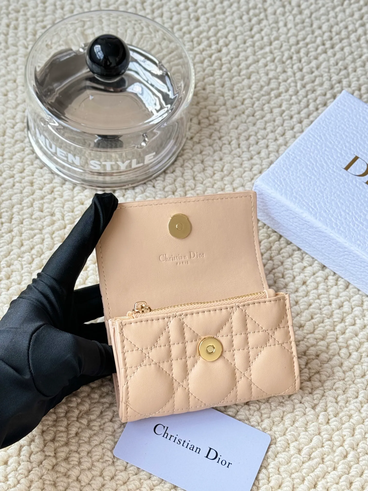 💰150 No.: S0966ONMJ_M413 Size: 11x7.5x2.5cm This My Dior Glycine wallet is compact, practical and unique. Crafted from blush pink sheepskin, it is decorated with a cannage pattern and features a D.I.O.R. charm on the front to enhance the style. Elegant and refined, it can store a variety of daily necessities, is suitable for various occasions, and can be matched with other My Dior items. Front D.I.O.R. charm 2 card slots 1 zipped compartment 1 spacious interior compartment Made in Italy