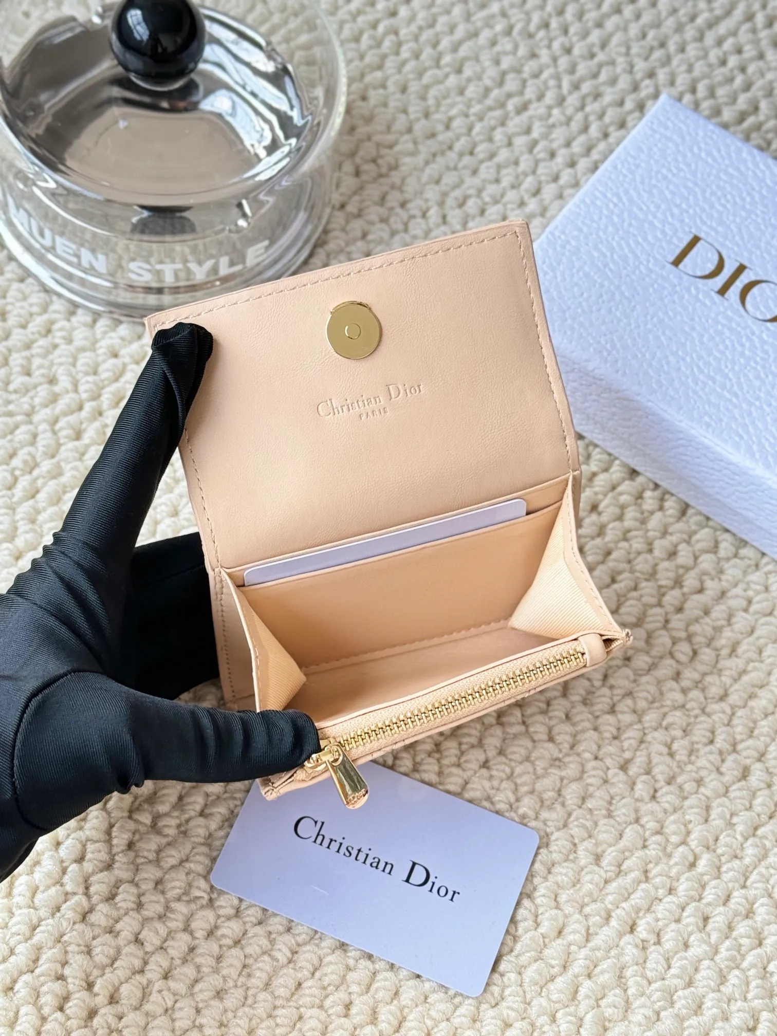 💰150 No.: S0966ONMJ_M413 Size: 11x7.5x2.5cm This My Dior Glycine wallet is compact, practical and unique. Crafted from blush pink sheepskin, it is decorated with a cannage pattern and features a D.I.O.R. charm on the front to enhance the style. Elegant and refined, it can store a variety of daily necessities, is suitable for various occasions, and can be matched with other My Dior items. Front D.I.O.R. charm 2 card slots 1 zipped compartment 1 spacious interior compartment Made in Italy