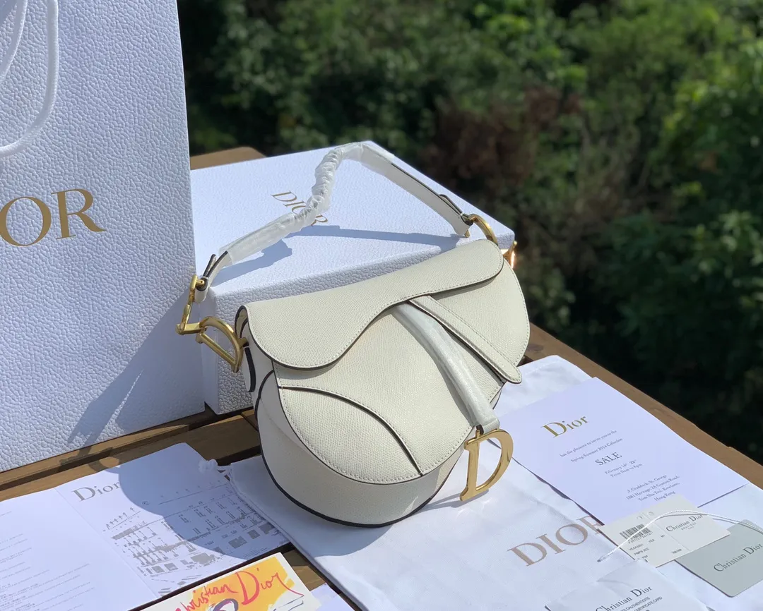 Top upgraded version 💰1700 Size 25.5-20-6.5cm Overseas channel, Dior The all-leather saddle bag is a timeless classic. The unique shape is eye-catching. The white is not very bright white, but has a milkshake white feel. It has a gentle temperament. It is 100% made of imported pebbled grain calfskin. It is easier to maintain the silhouette than the smooth leather surface previously released. The leather is soft and delicate, with clear grain lines, good gloss, and durability and wear resistance. I feel that this bag will explode every time it is shipped. 🔥