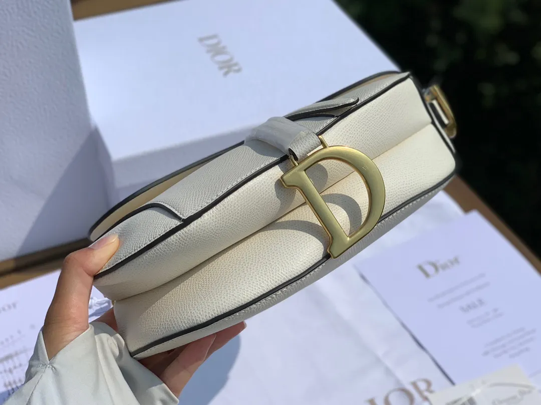 Top upgraded version 💰1700 Size 25.5-20-6.5cm Overseas channel, Dior The all-leather saddle bag is a timeless classic. The unique shape is eye-catching. The white is not very bright white, but has a milkshake white feel. It has a gentle temperament. It is 100% made of imported pebbled grain calfskin. It is easier to maintain the silhouette than the smooth leather surface previously released. The leather is soft and delicate, with clear grain lines, good gloss, and durability and wear resistance. I feel that this bag will explode every time it is shipped. 🔥