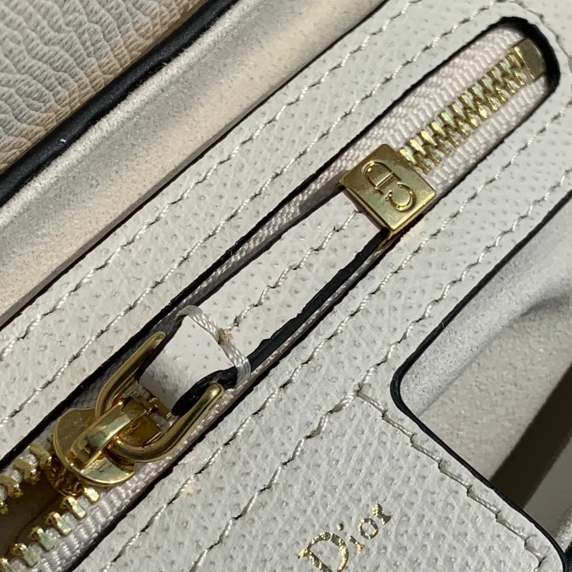 Top upgraded version 💰1700 Size 25.5-20-6.5cm Overseas channel, Dior The all-leather saddle bag is a timeless classic. The unique shape is eye-catching. The white is not very bright white, but has a milkshake white feel. It has a gentle temperament. It is 100% made of imported pebbled grain calfskin. It is easier to maintain the silhouette than the smooth leather surface previously released. The leather is soft and delicate, with clear grain lines, good gloss, and durability and wear resistance. I feel that this bag will explode every time it is shipped. 🔥