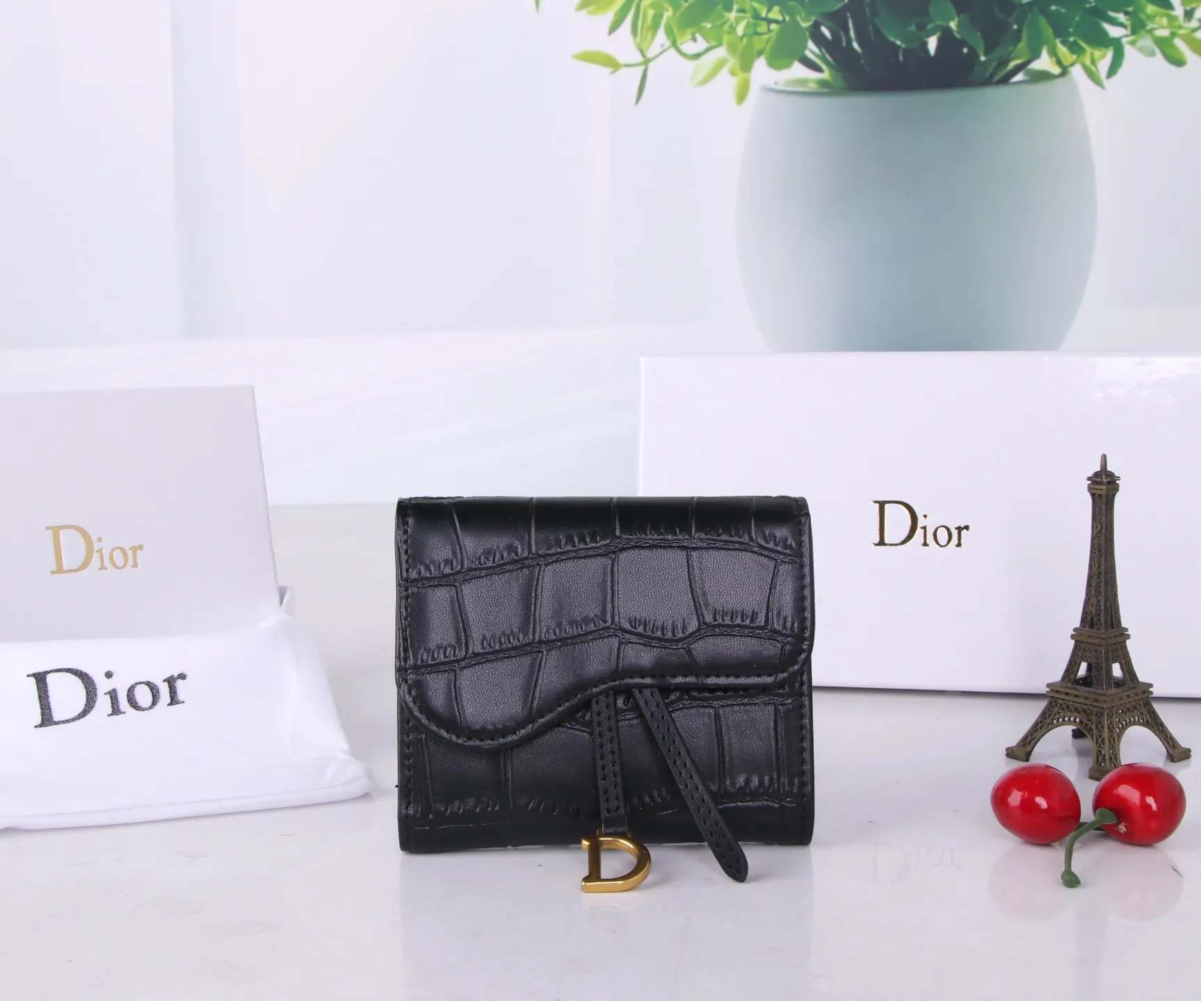 P170 Style No.: D3040 Brand: Dior Color: Black Size: 11*10*2 Description: The latest models from Dior counters are now available! Made of first-layer cowhide, the workmanship is exquisite, comparable to that of counters! Multifunctional small wallet, super practical!