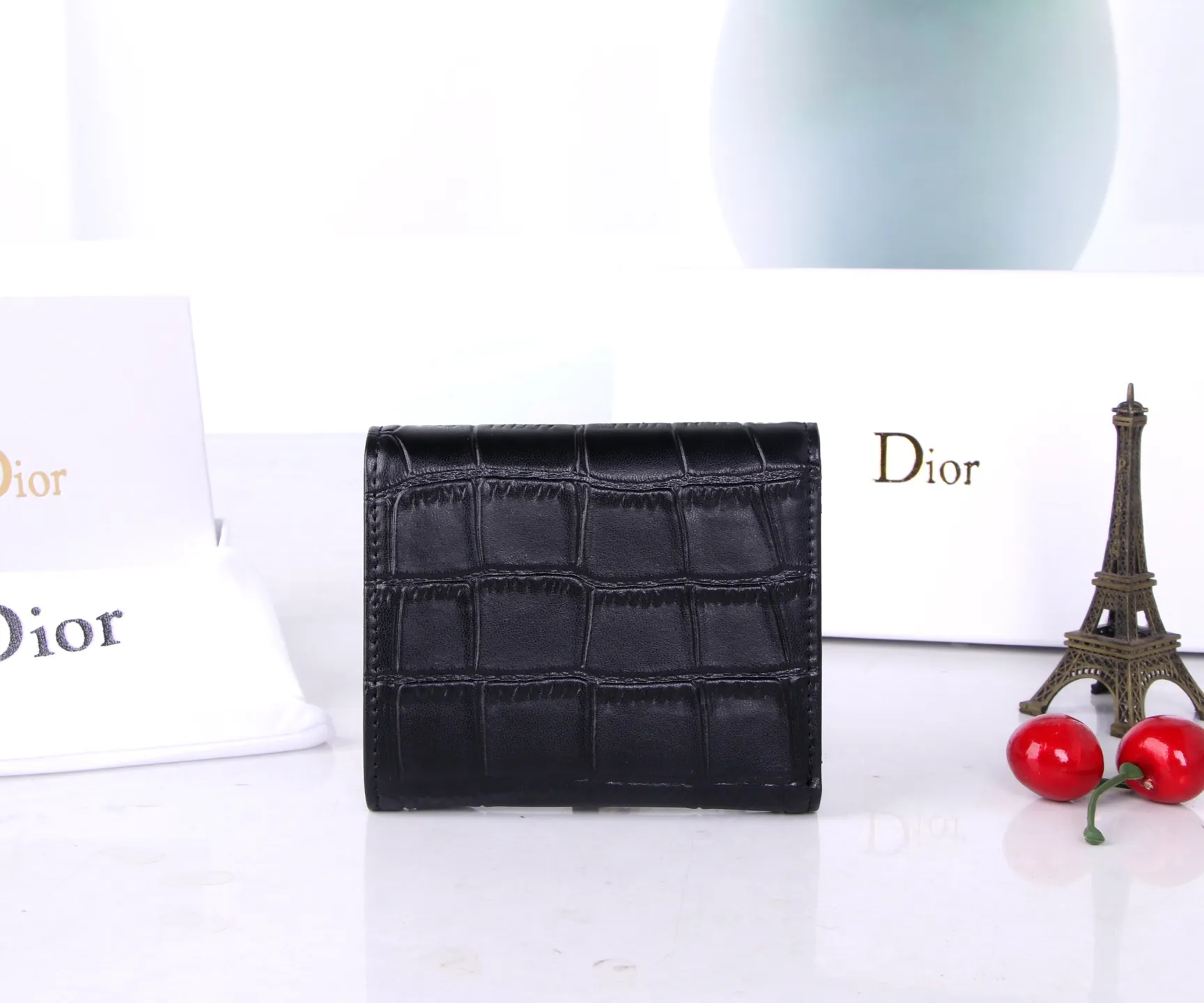 P170 Style No.: D3040 Brand: Dior Color: Black Size: 11*10*2 Description: The latest models from Dior counters are now available! Made of first-layer cowhide, the workmanship is exquisite, comparable to that of counters! Multifunctional small wallet, super practical!