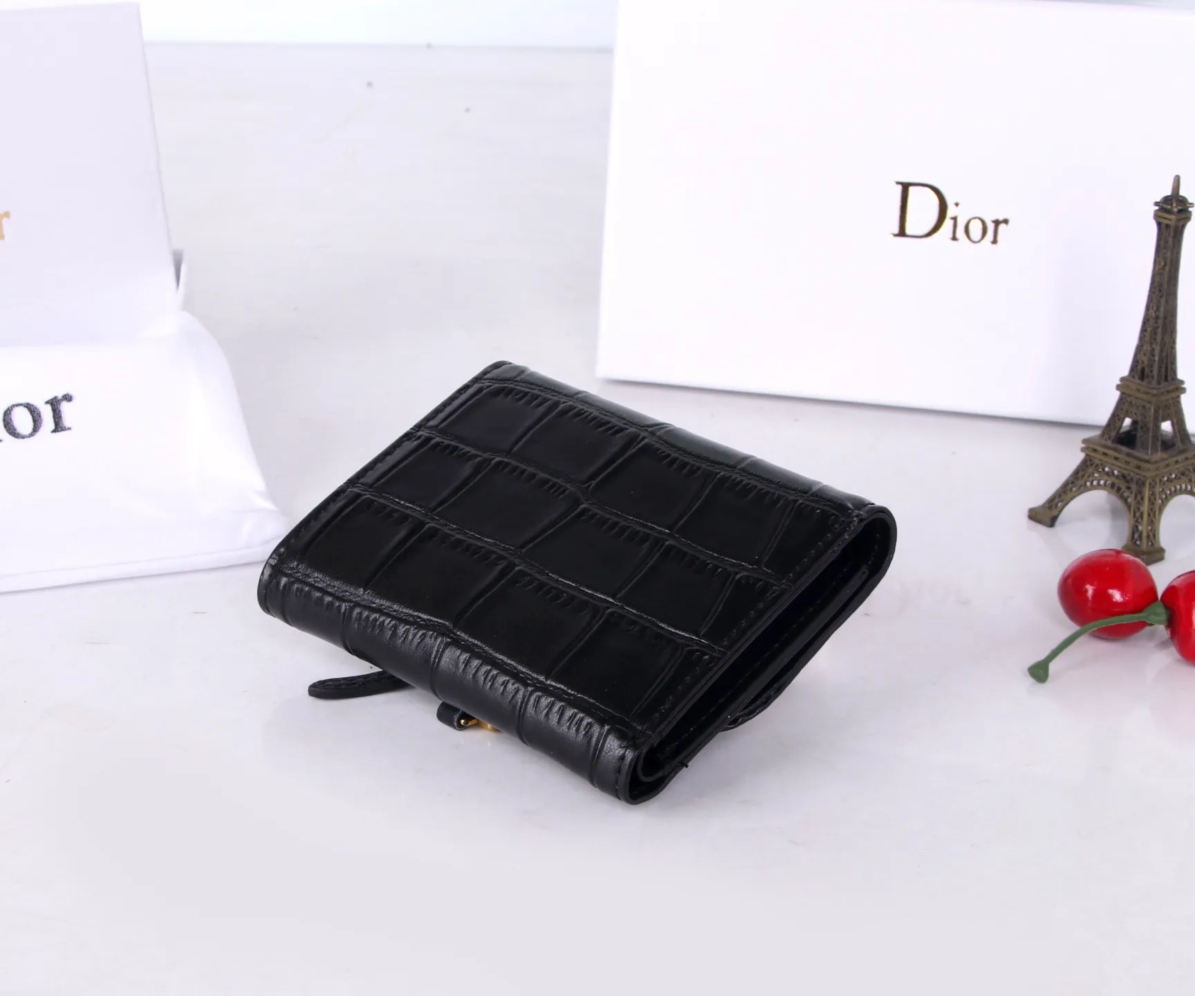 P170 Style No.: D3040 Brand: Dior Color: Black Size: 11*10*2 Description: The latest models from Dior counters are now available! Made of first-layer cowhide, the workmanship is exquisite, comparable to that of counters! Multifunctional small wallet, super practical!