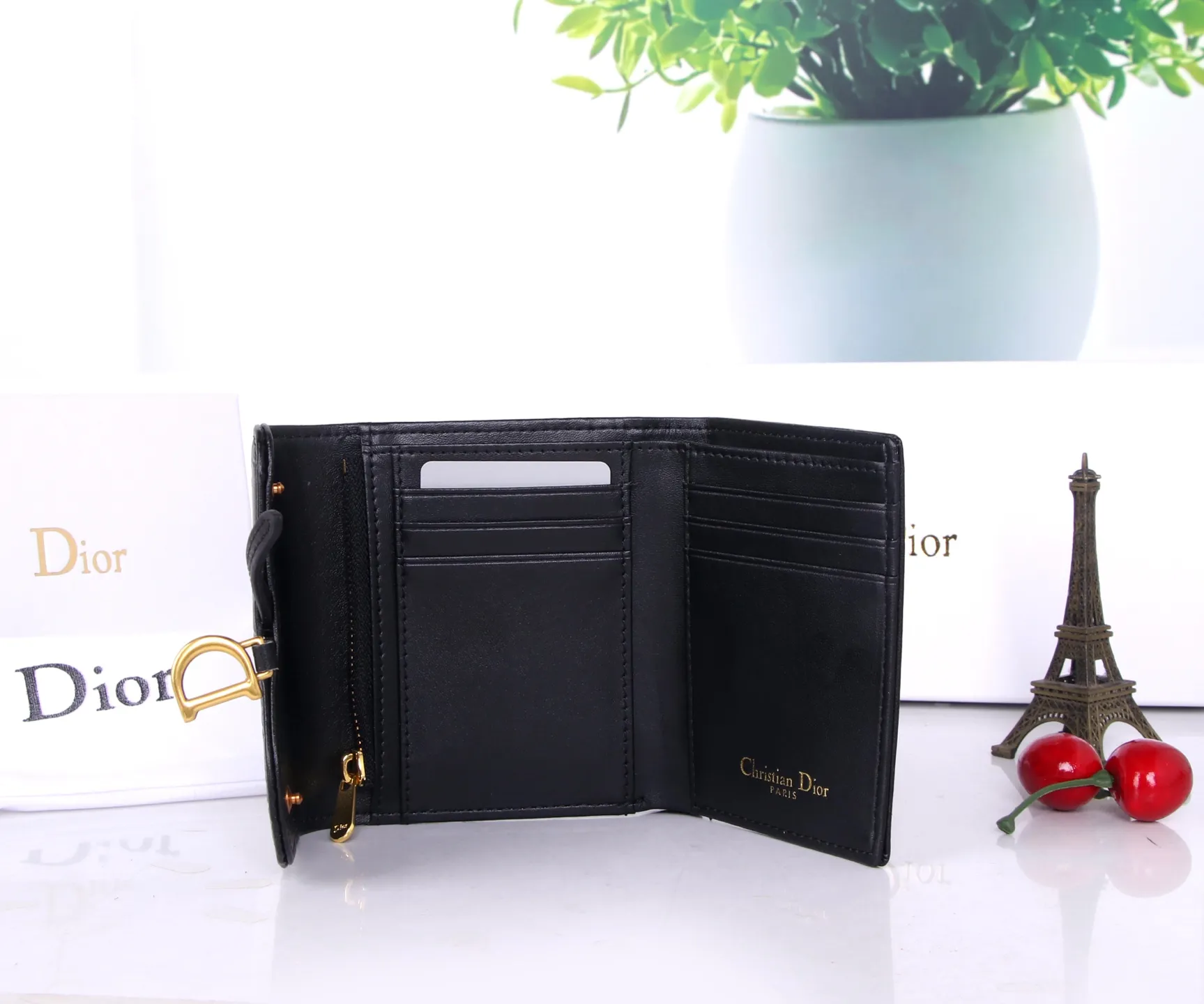 P170 Style No.: D3040 Brand: Dior Color: Black Size: 11*10*2 Description: The latest models from Dior counters are now available! Made of first-layer cowhide, the workmanship is exquisite, comparable to that of counters! Multifunctional small wallet, super practical!