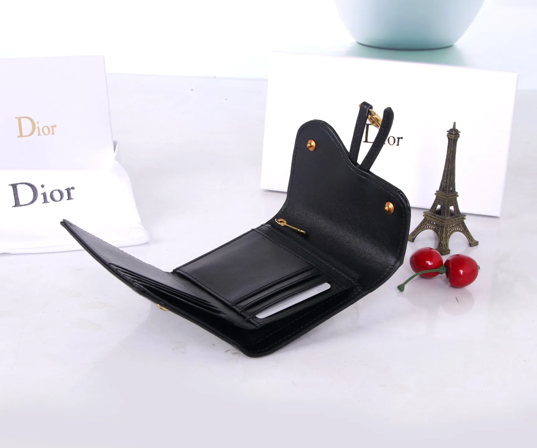 P170 Style No.: D3040 Brand: Dior Color: Black Size: 11*10*2 Description: The latest models from Dior counters are now available! Made of first-layer cowhide, the workmanship is exquisite, comparable to that of counters! Multifunctional small wallet, super practical!