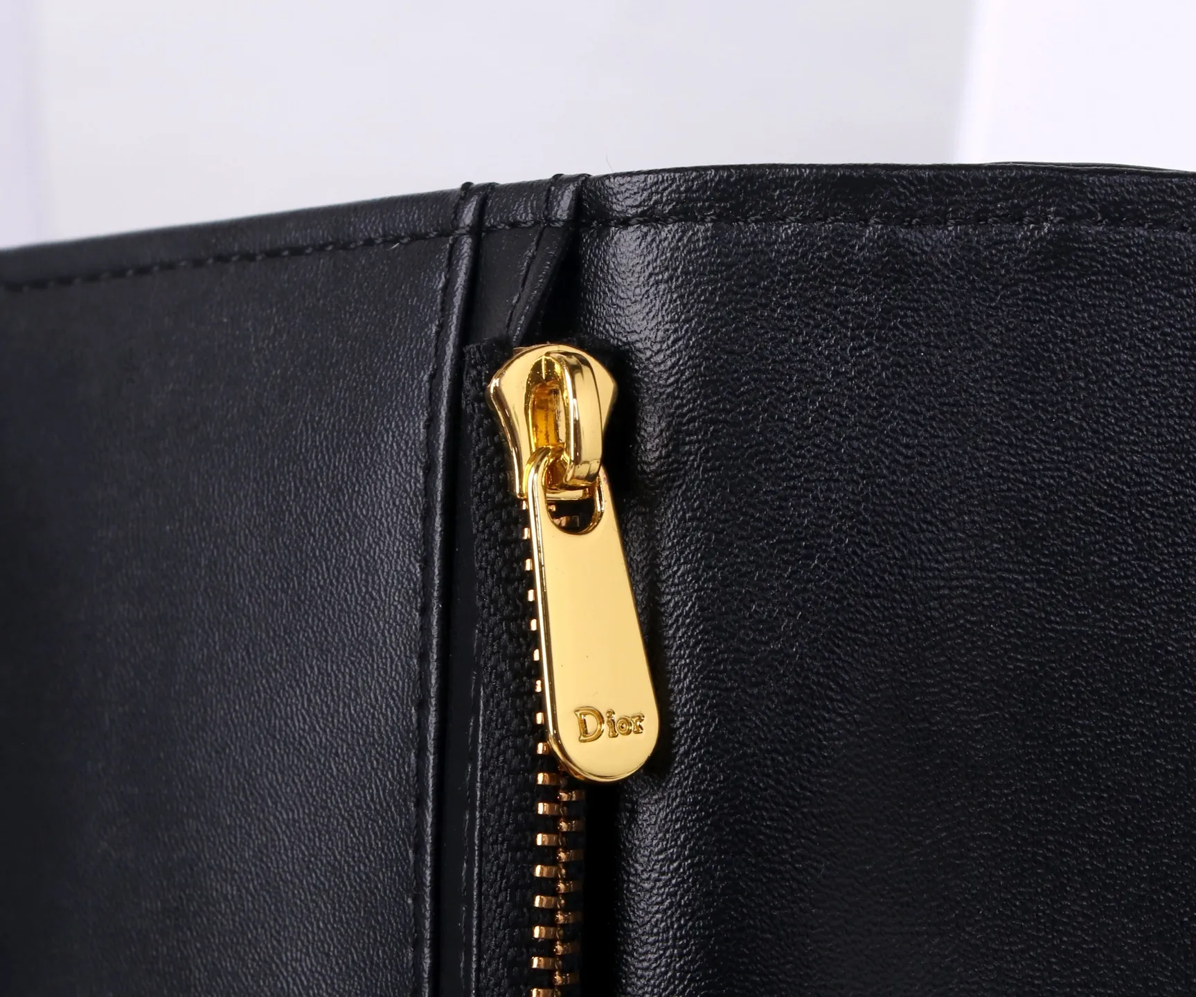 P170 Style No.: D3040 Brand: Dior Color: Black Size: 11*10*2 Description: The latest models from Dior counters are now available! Made of first-layer cowhide, the workmanship is exquisite, comparable to that of counters! Multifunctional small wallet, super practical!