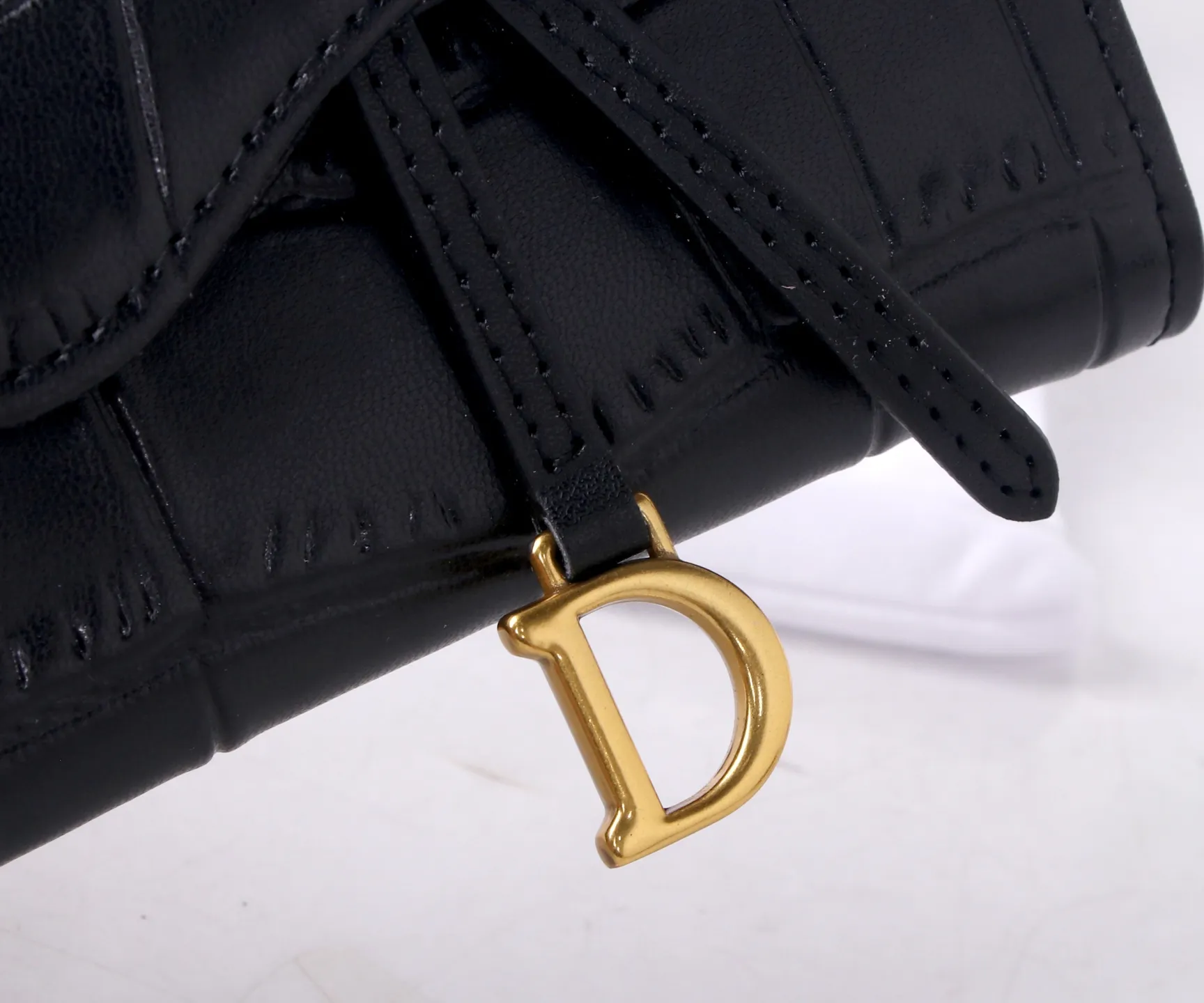 P170 Style No.: D3040 Brand: Dior Color: Black Size: 11*10*2 Description: The latest models from Dior counters are now available! Made of first-layer cowhide, the workmanship is exquisite, comparable to that of counters! Multifunctional small wallet, super practical!