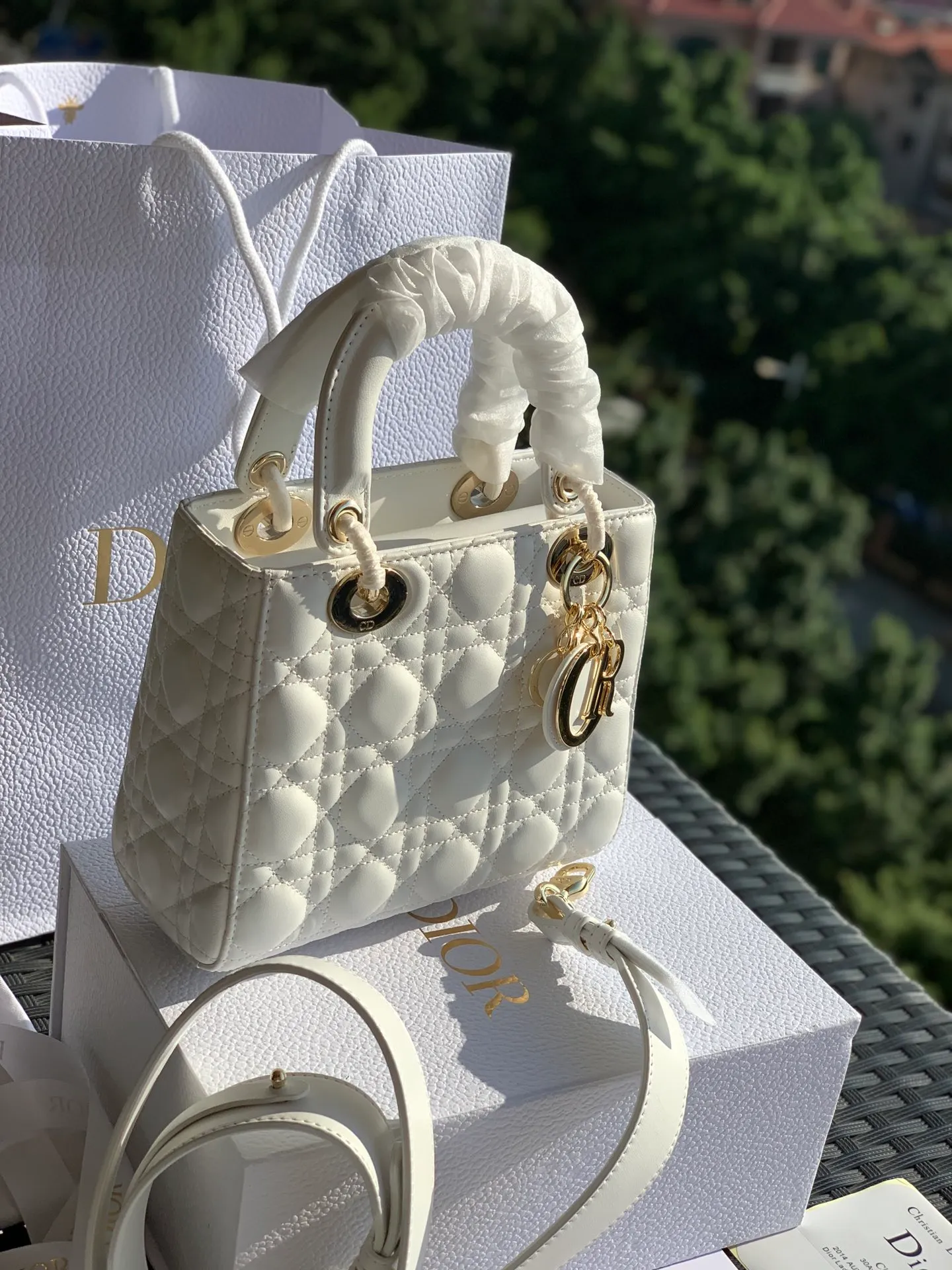 ❗️❗️❗️Free shipping with SF Express for year-end events❗️❗️❗️💰2000 Size 20x16.5x8CM Four-frame sheepskin white Exclusive original factory channel! Share this super rare three-compartment sheepskin Princess Diana bag. The sheepskin version will be more elegant and feminine! 30,000➕ on the counter, zoom in on the details! The details of every picture can feel its high quality! The leather texture, hardware texture, hot stamping, and printing details, from materials to craftsmanship, are exactly the same as those on the cabinet!