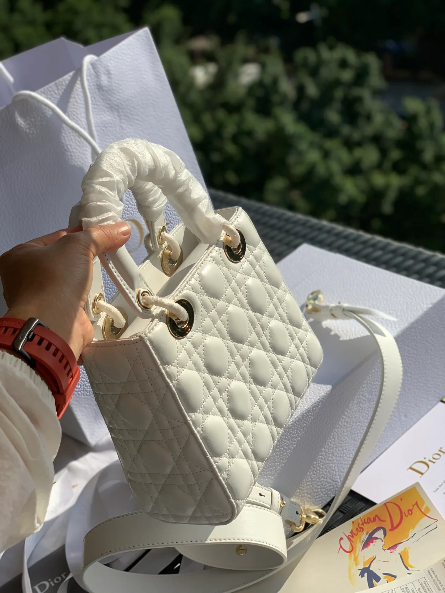 ❗️❗️❗️Free shipping with SF Express for year-end events❗️❗️❗️💰2000 Size 20x16.5x8CM Four-frame sheepskin white Exclusive original factory channel! Share this super rare three-compartment sheepskin Princess Diana bag. The sheepskin version will be more elegant and feminine! 30,000➕ on the counter, zoom in on the details! The details of every picture can feel its high quality! The leather texture, hardware texture, hot stamping, and printing details, from materials to craftsmanship, are exactly the same as those on the cabinet!
