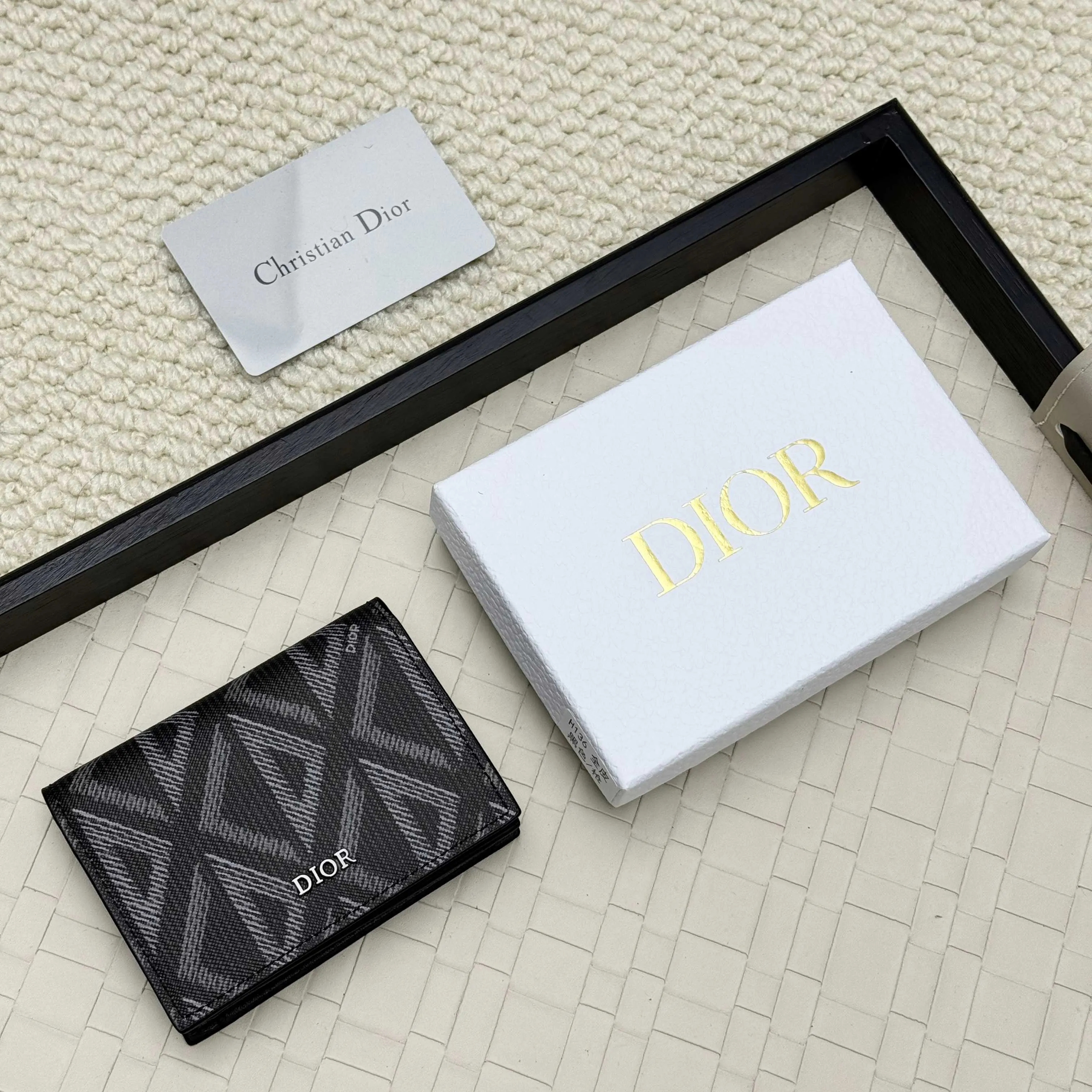 ￥120💰Business card holder is practical and exquisite👏🏻The interior is made of black smooth cowhide. Featuring an interior gusseted compartment with card slots, and a flip-top lid with two card slots. "DIOR" logo on the front and interior. No.: 136 Size: 10*6.8*2cm