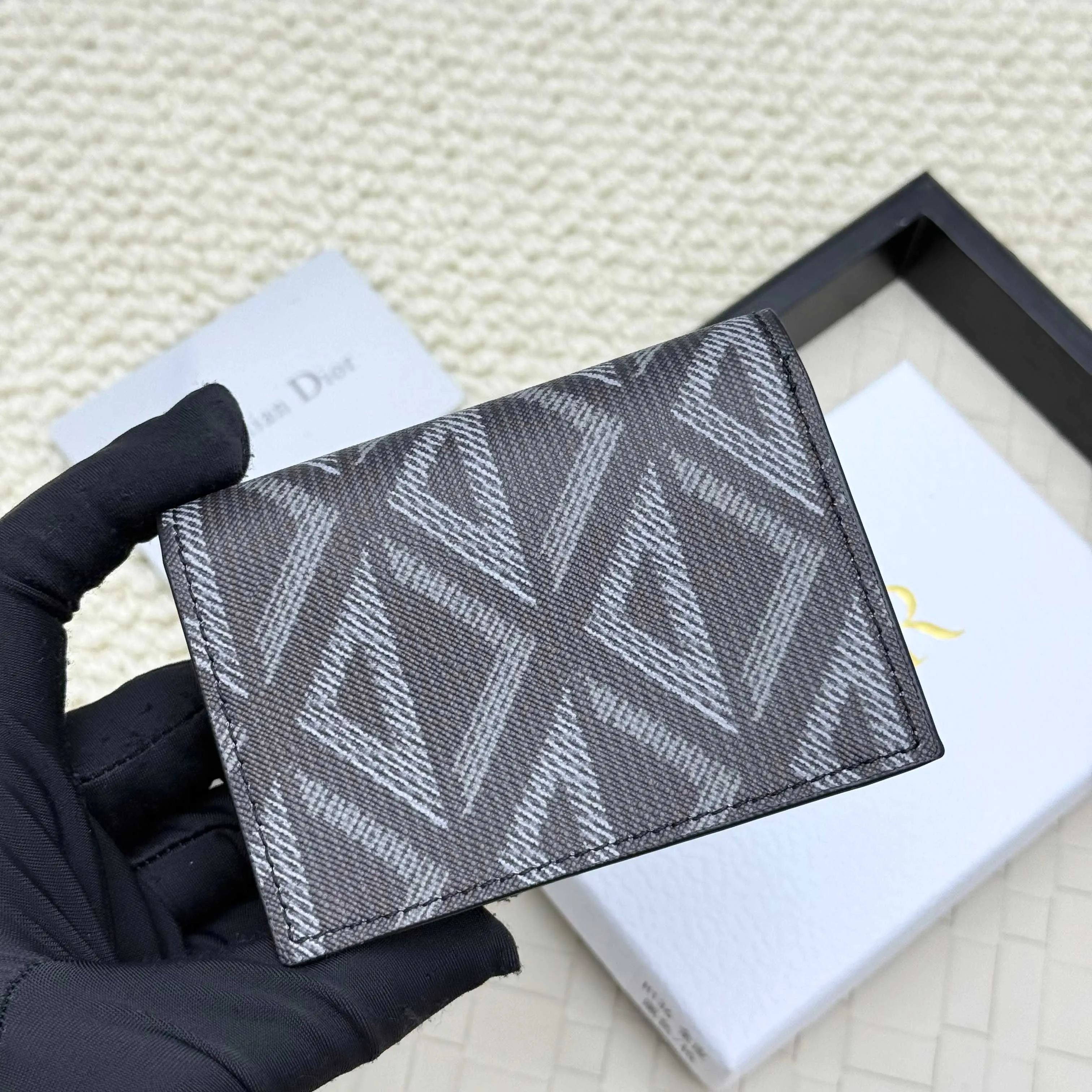 ￥120💰Business card holder is practical and exquisite👏🏻The interior is made of black smooth cowhide. Featuring an interior gusseted compartment with card slots, and a flip-top lid with two card slots. "DIOR" logo on the front and interior. No.: 136 Size: 10*6.8*2cm