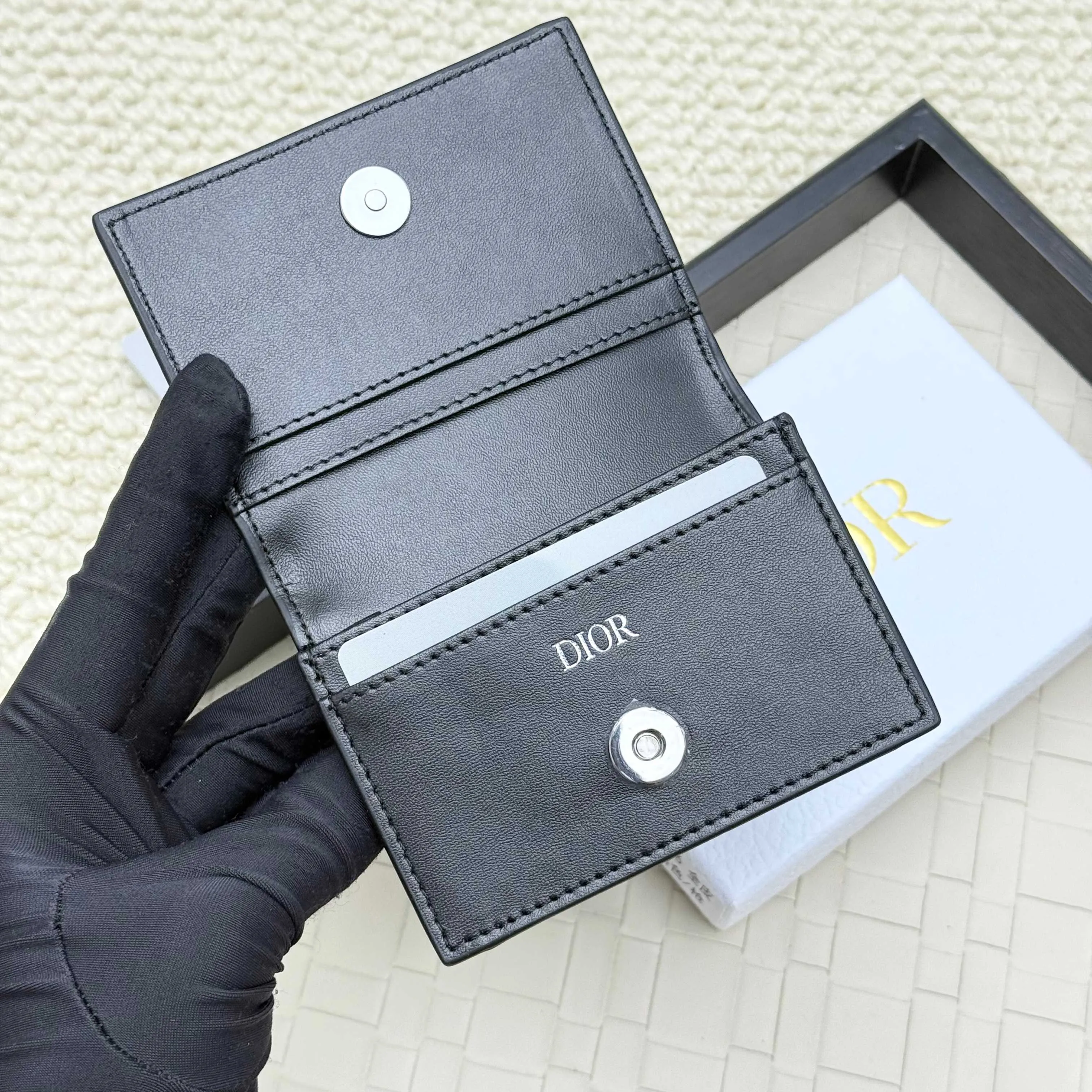 ￥120💰Business card holder is practical and exquisite👏🏻The interior is made of black smooth cowhide. Featuring an interior gusseted compartment with card slots, and a flip-top lid with two card slots. "DIOR" logo on the front and interior. No.: 136 Size: 10*6.8*2cm