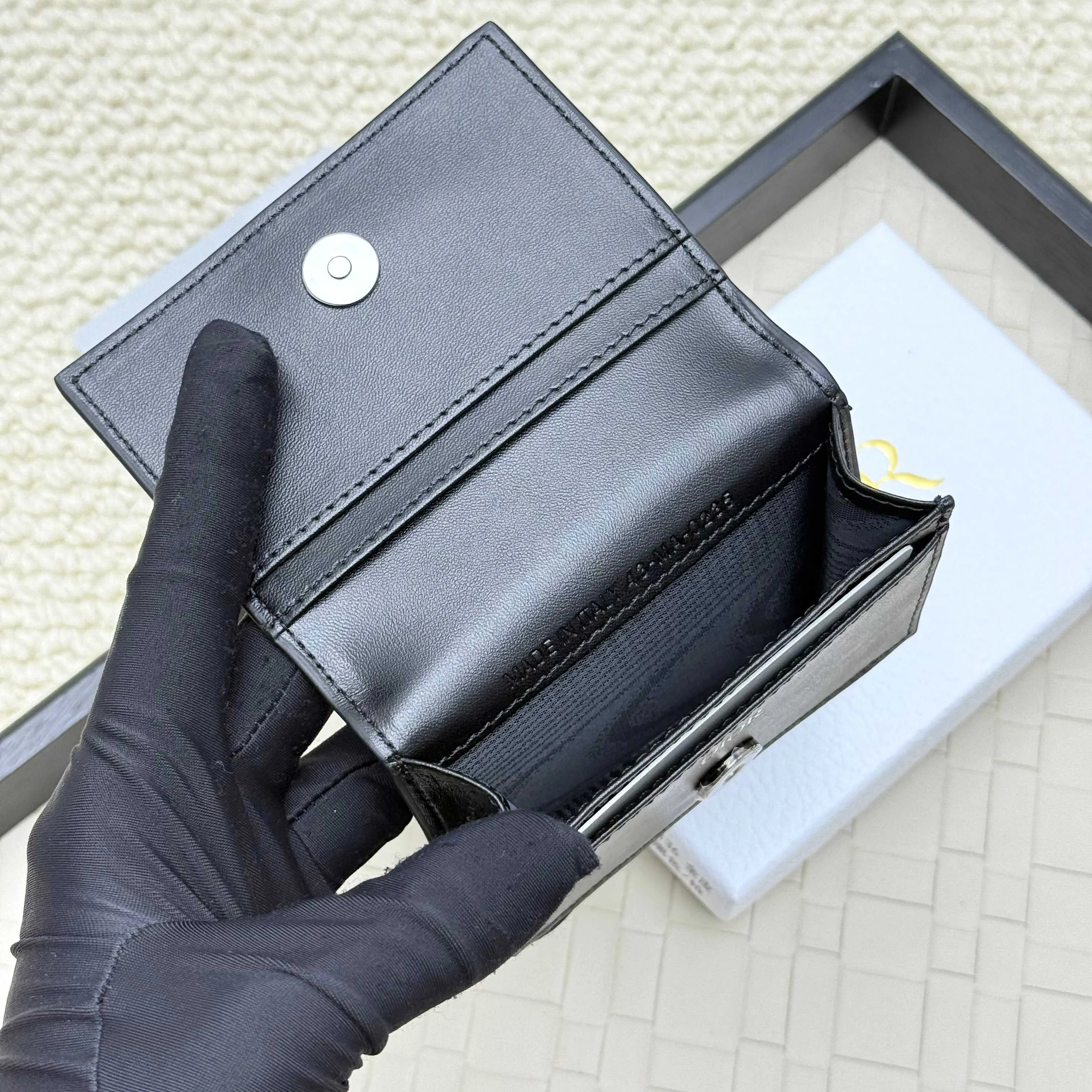 ￥120💰Business card holder is practical and exquisite👏🏻The interior is made of black smooth cowhide. Featuring an interior gusseted compartment with card slots, and a flip-top lid with two card slots. "DIOR" logo on the front and interior. No.: 136 Size: 10*6.8*2cm