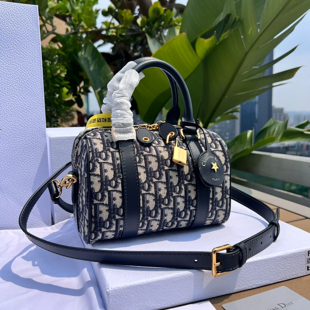 Top upgraded version 💰1500 Size: 20.5×13.5×12cm Dior overseas channel resources specialize in Boston 20cm handbag❗️ This Dior Groove 20 handbag is a new product in the 2024 winter ready-to-wear series. Designed by Maria Grazia Chiuri, it is elegant and fashionable. Crafted from blue Oblique print fabric, the leather key pouch is uniquely embellished with the Christian Dior 💰aris signature and embellished with gold-finished stars. The zippered padlock opens with a key, and the spacious compartments feature a slip pocket and a zippered pocket for everyday essentials. Featuring a leather top handle and adjustable and removable shoulder strap, it can be worn by hand, over the shoulder or cross-body, making it the ideal bag for everyday looks.