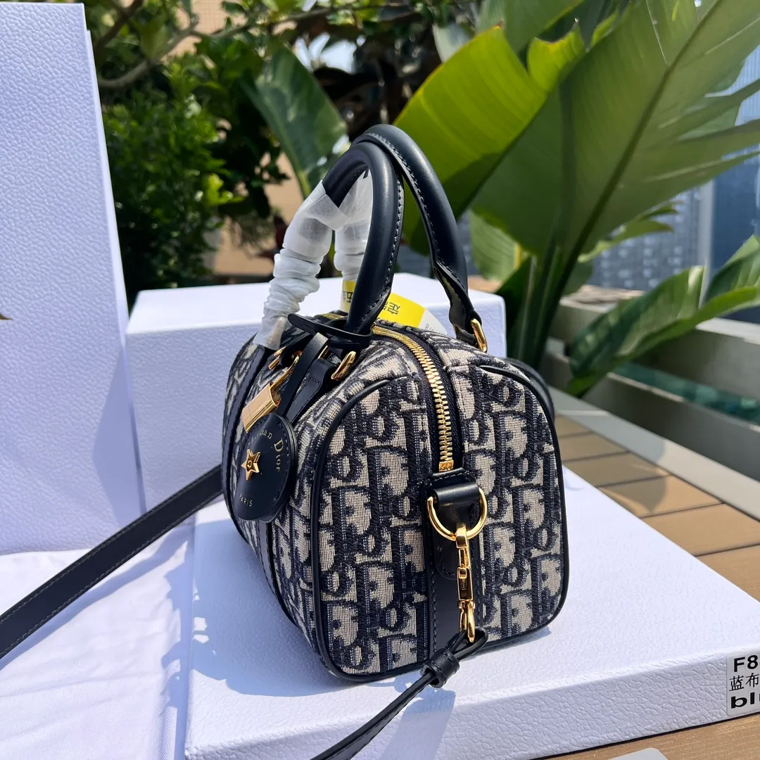Top upgraded version 💰1500 Size: 20.5×13.5×12cm Dior overseas channel resources specialize in Boston 20cm handbag❗️ This Dior Groove 20 handbag is a new product in the 2024 winter ready-to-wear series. Designed by Maria Grazia Chiuri, it is elegant and fashionable. Crafted from blue Oblique print fabric, the leather key pouch is uniquely embellished with the Christian Dior 💰aris signature and embellished with gold-finished stars. The zippered padlock opens with a key, and the spacious compartments feature a slip pocket and a zippered pocket for everyday essentials. Featuring a leather top handle and adjustable and removable shoulder strap, it can be worn by hand, over the shoulder or cross-body, making it the ideal bag for everyday looks.
