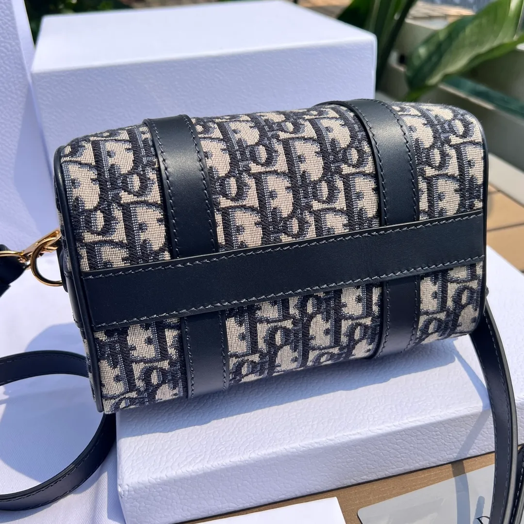 Top upgraded version 💰1500 Size: 20.5×13.5×12cm Dior overseas channel resources specialize in Boston 20cm handbag❗️ This Dior Groove 20 handbag is a new product in the 2024 winter ready-to-wear series. Designed by Maria Grazia Chiuri, it is elegant and fashionable. Crafted from blue Oblique print fabric, the leather key pouch is uniquely embellished with the Christian Dior 💰aris signature and embellished with gold-finished stars. The zippered padlock opens with a key, and the spacious compartments feature a slip pocket and a zippered pocket for everyday essentials. Featuring a leather top handle and adjustable and removable shoulder strap, it can be worn by hand, over the shoulder or cross-body, making it the ideal bag for everyday looks.