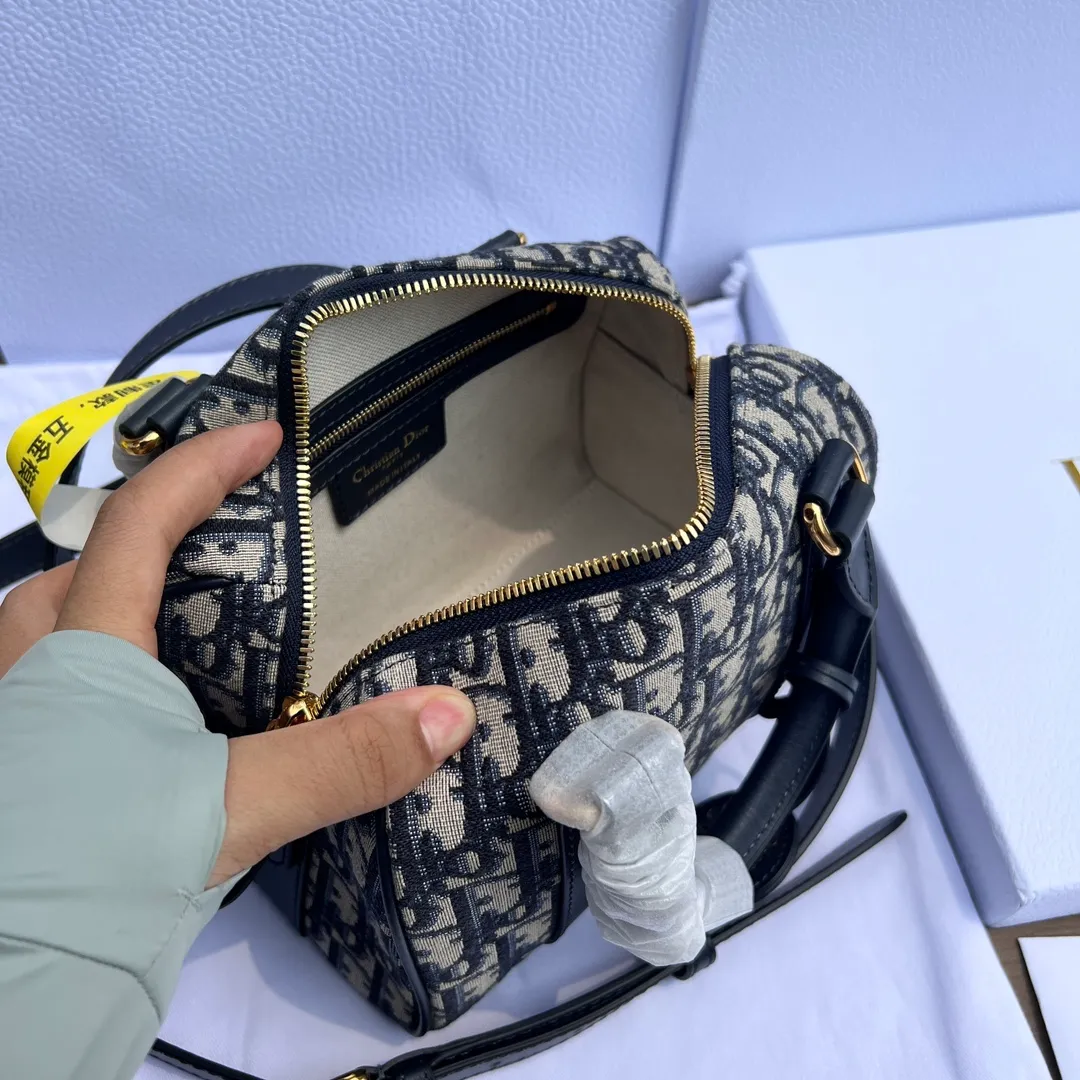 Top upgraded version 💰1500 Size: 20.5×13.5×12cm Dior overseas channel resources specialize in Boston 20cm handbag❗️ This Dior Groove 20 handbag is a new product in the 2024 winter ready-to-wear series. Designed by Maria Grazia Chiuri, it is elegant and fashionable. Crafted from blue Oblique print fabric, the leather key pouch is uniquely embellished with the Christian Dior 💰aris signature and embellished with gold-finished stars. The zippered padlock opens with a key, and the spacious compartments feature a slip pocket and a zippered pocket for everyday essentials. Featuring a leather top handle and adjustable and removable shoulder strap, it can be worn by hand, over the shoulder or cross-body, making it the ideal bag for everyday looks.