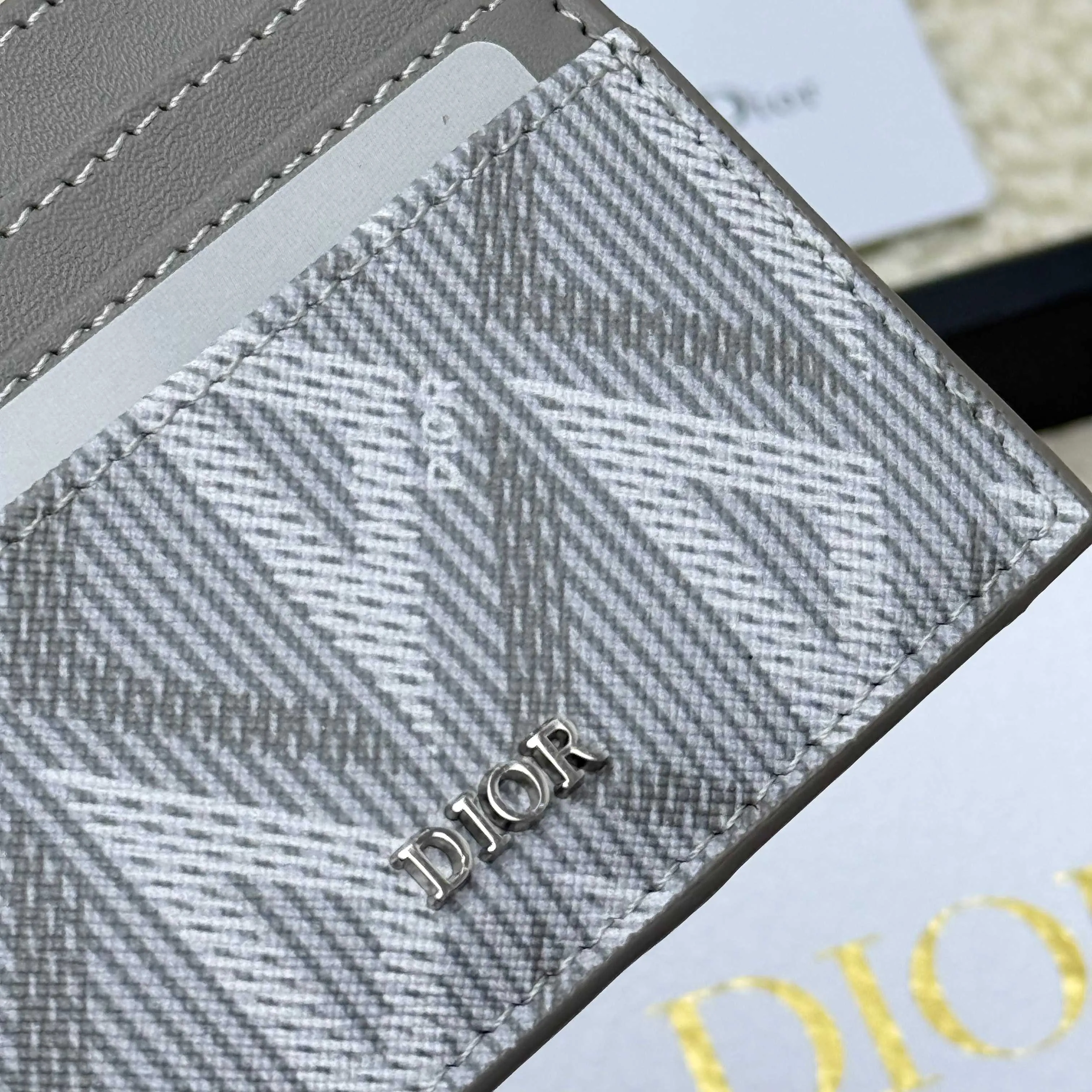 💰100 old flower material Dior card holder is elegant and refined😍 Men's is carefully made of cowhide [strong]. There are 3 card slots on each side and 1 card slot on the top, which is exquisite and exquisite in shape. Style number: CH135 Size: 10*8cm