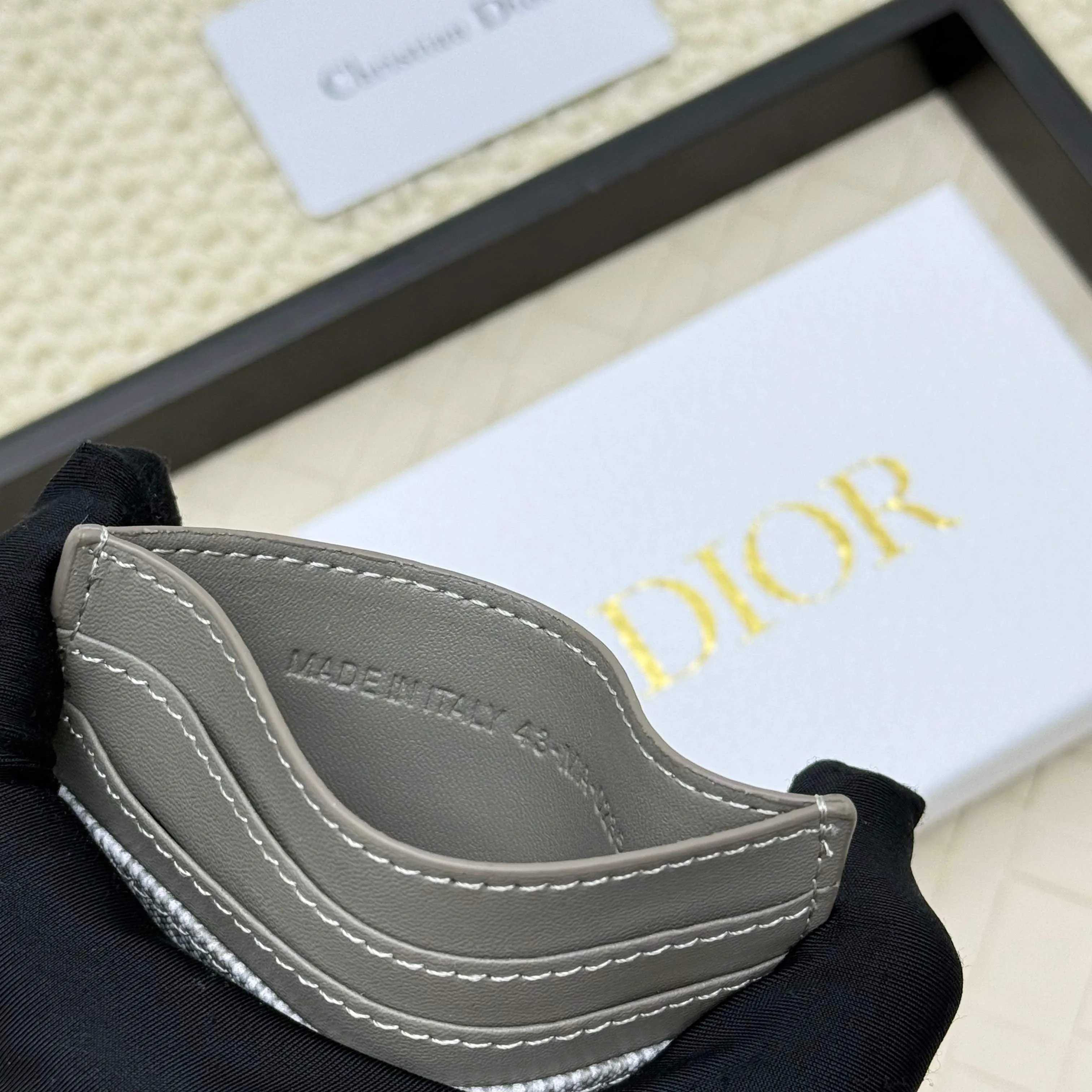 💰100 old flower material Dior card holder is elegant and refined😍 Men's is carefully made of cowhide [strong]. There are 3 card slots on each side and 1 card slot on the top, which is exquisite and exquisite in shape. Style number: CH135 Size: 10*8cm