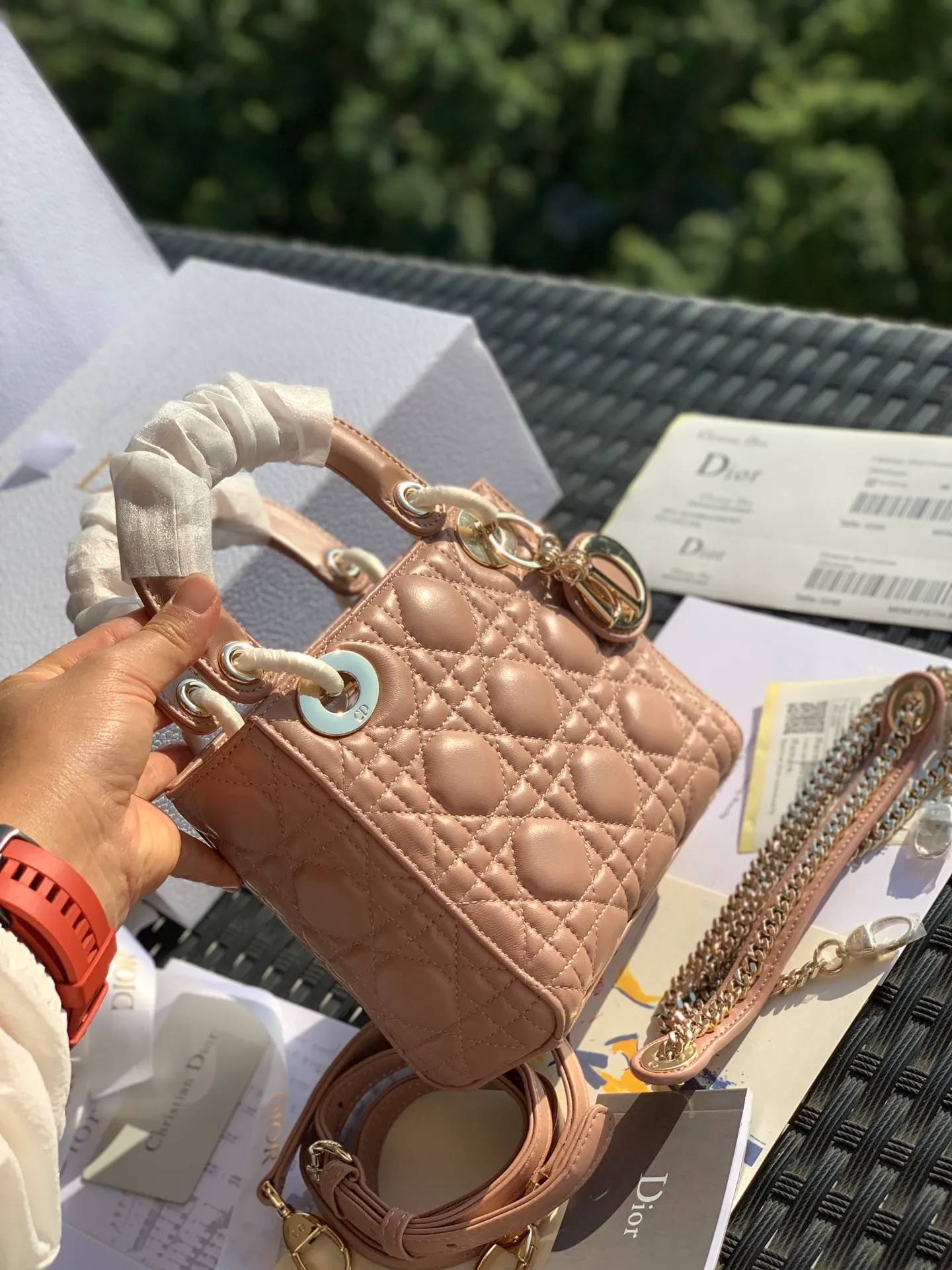 Top upgraded version 💰1800 Size 17 x 15 x 7CM Three-frame sheepskin nude powder Lady Dio*r with a public price of more than 30,000 yuan. I believe that most sisters started to get into the D family with this Lady Dio*r, but those who have only been to the counters know that it is really difficult to buy! And you have to wait, so if you want something in the same box, you can’t find it anywhere else, only we have it! All the details of the counter are synchronized, and the word-of-mouth model with 100% positive reviews is exactly what it looks like on the counter here! A must!