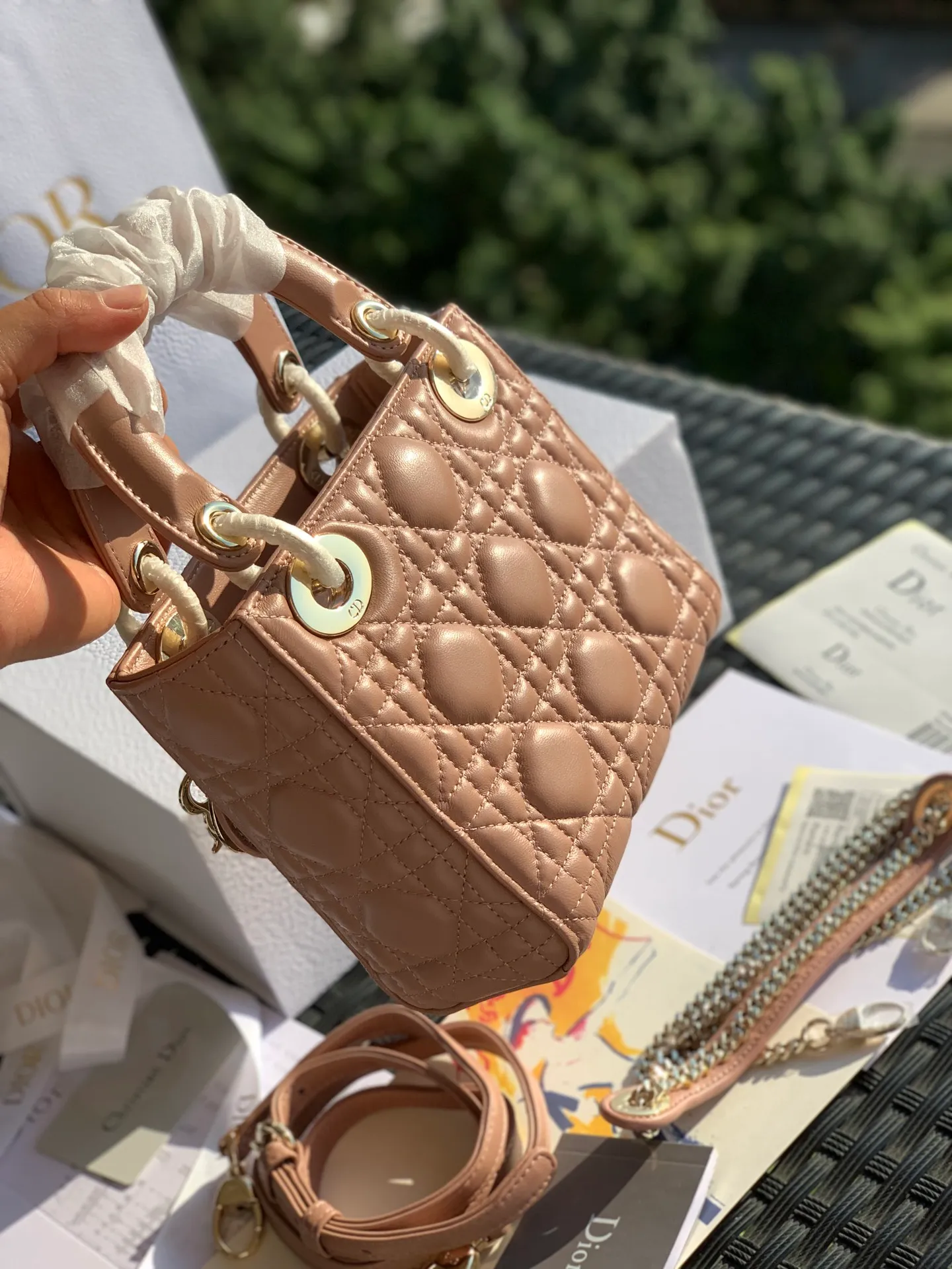 Top upgraded version 💰1800 Size 17 x 15 x 7CM Three-frame sheepskin nude powder Lady Dio*r with a public price of more than 30,000 yuan. I believe that most sisters started to get into the D family with this Lady Dio*r, but those who have only been to the counters know that it is really difficult to buy! And you have to wait, so if you want something in the same box, you can’t find it anywhere else, only we have it! All the details of the counter are synchronized, and the word-of-mouth model with 100% positive reviews is exactly what it looks like on the counter here! A must!