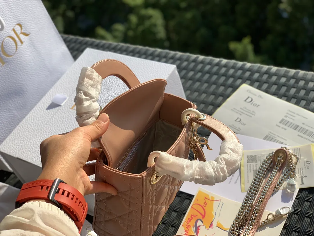 Top upgraded version 💰1800 Size 17 x 15 x 7CM Three-frame sheepskin nude powder Lady Dio*r with a public price of more than 30,000 yuan. I believe that most sisters started to get into the D family with this Lady Dio*r, but those who have only been to the counters know that it is really difficult to buy! And you have to wait, so if you want something in the same box, you can’t find it anywhere else, only we have it! All the details of the counter are synchronized, and the word-of-mouth model with 100% positive reviews is exactly what it looks like on the counter here! A must!