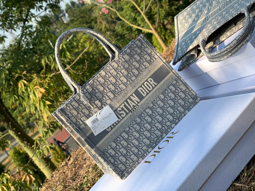 ❗️❗️❗️Free shipping with SF Express for year-end events❗️❗️❗️💰1500 Size 36.5 x 28 x 17.5 cm Small size Official website price 50,000 RMB! Old customers may know better that we sell too many of this model and there are never enough in stock! I can’t say enough about quality! Judging from our photos alone, all the textures are determined by the investment cost. The original fabrics and machine craftsmanship from overseas original factory channels are really perfect! Therefore, ordinary leather materials cannot make luxury goods, and cheap labor costs cannot buy first-class production line hours. The high-end sense of our bags itself is the best interpretation of its value!