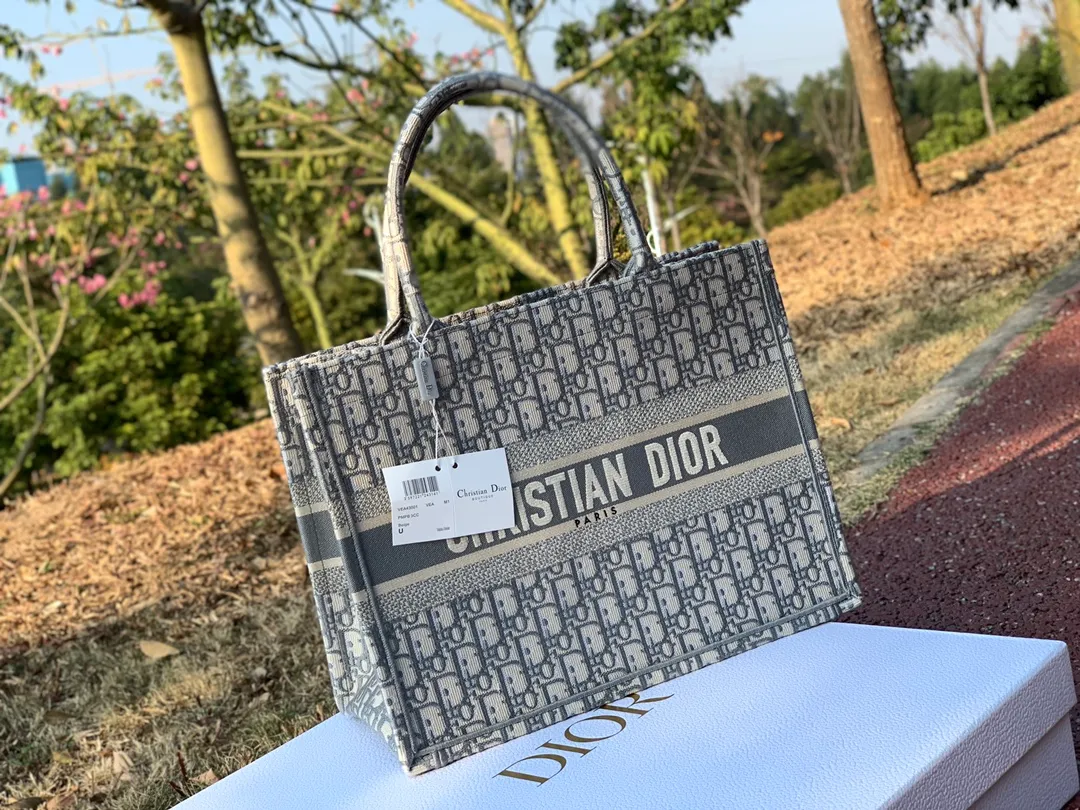 ❗️❗️❗️Free shipping with SF Express for year-end events❗️❗️❗️💰1500 Size 36.5 x 28 x 17.5 cm Small size Official website price 50,000 RMB! Old customers may know better that we sell too many of this model and there are never enough in stock! I can’t say enough about quality! Judging from our photos alone, all the textures are determined by the investment cost. The original fabrics and machine craftsmanship from overseas original factory channels are really perfect! Therefore, ordinary leather materials cannot make luxury goods, and cheap labor costs cannot buy first-class production line hours. The high-end sense of our bags itself is the best interpretation of its value!