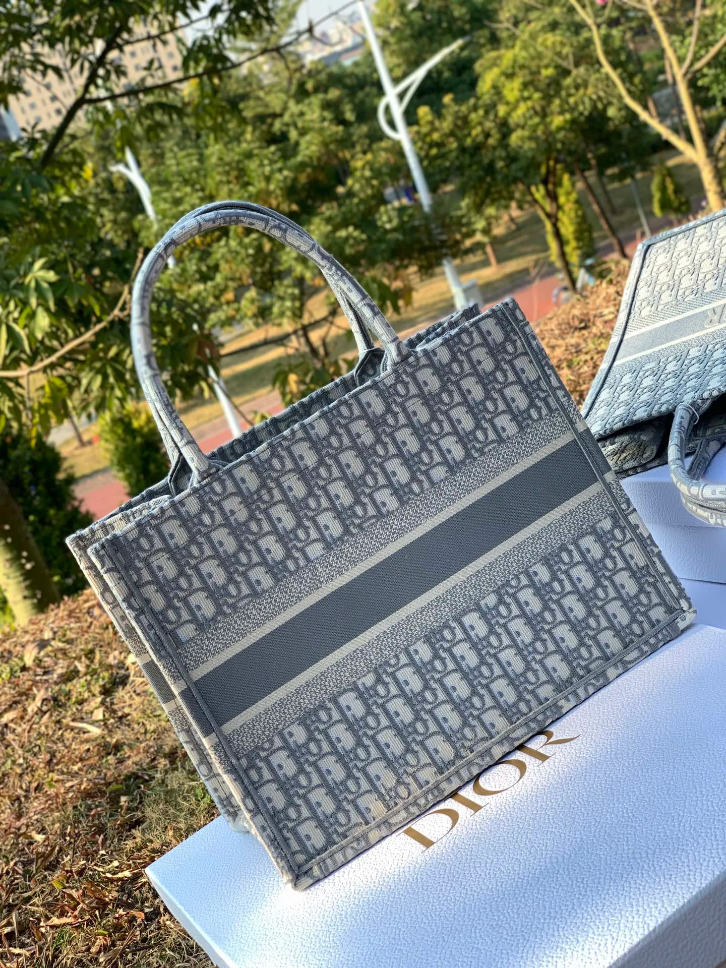 ❗️❗️❗️Free shipping with SF Express for year-end events❗️❗️❗️💰1500 Size 36.5 x 28 x 17.5 cm Small size Official website price 50,000 RMB! Old customers may know better that we sell too many of this model and there are never enough in stock! I can’t say enough about quality! Judging from our photos alone, all the textures are determined by the investment cost. The original fabrics and machine craftsmanship from overseas original factory channels are really perfect! Therefore, ordinary leather materials cannot make luxury goods, and cheap labor costs cannot buy first-class production line hours. The high-end sense of our bags itself is the best interpretation of its value!