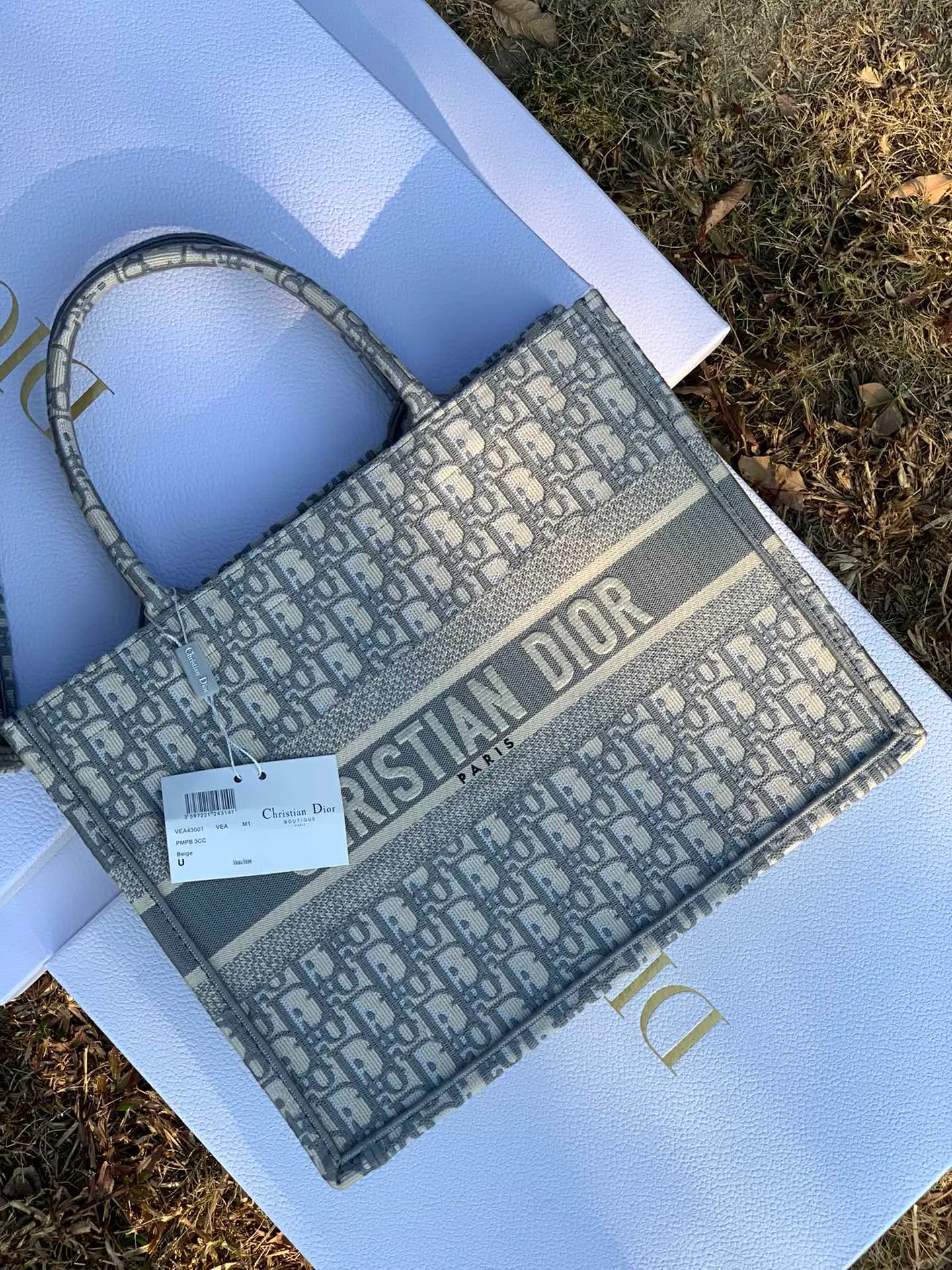 ❗️❗️❗️Free shipping with SF Express for year-end events❗️❗️❗️💰1500 Size 36.5 x 28 x 17.5 cm Small size Official website price 50,000 RMB! Old customers may know better that we sell too many of this model and there are never enough in stock! I can’t say enough about quality! Judging from our photos alone, all the textures are determined by the investment cost. The original fabrics and machine craftsmanship from overseas original factory channels are really perfect! Therefore, ordinary leather materials cannot make luxury goods, and cheap labor costs cannot buy first-class production line hours. The high-end sense of our bags itself is the best interpretation of its value!