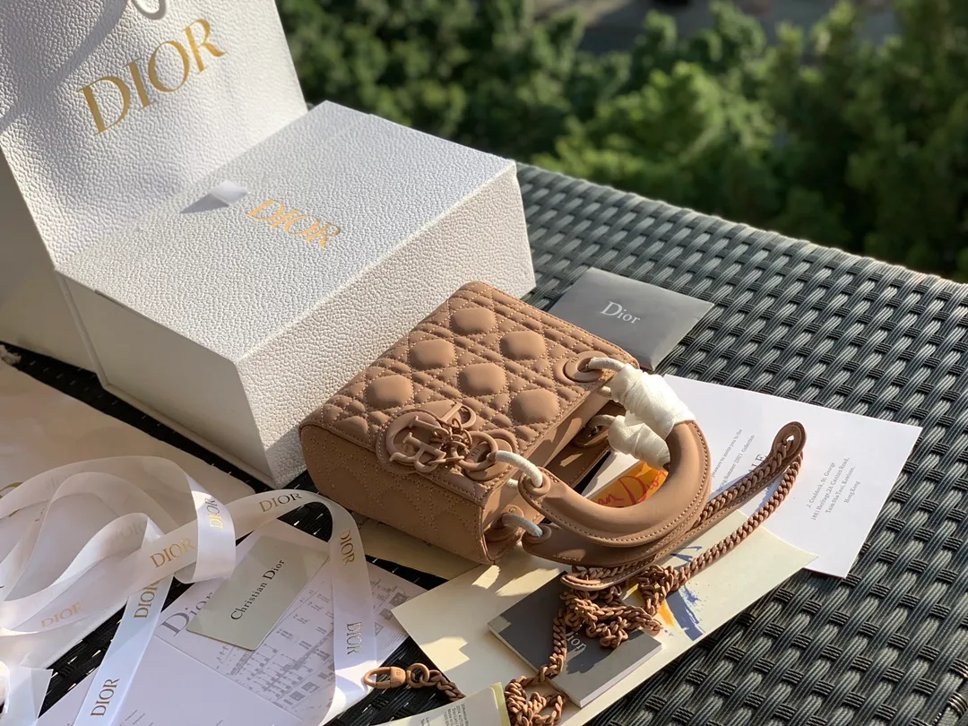 ❗️❗️❗️Free shipping with SF Express for year-end event❗️❗️❗️💰1800. The size is 17×15×7. The nude pink three-frame frosted model is another model that cannot be given up after the patent leather model! The Princess Diana bag has always been the top entry-level item in the D family! There are many people selling it, and even more say it is "genuine", but only a few can fit it into the cabinet! As the old saying goes, our original channels ➕ original ➕ raw materials ➕ original craftsmanship! It’s just basic to allow everyone to go to the counter freely! You can't get it even if you have money at the counter. No matter what kind of clothes you match it with for various occasions, you only need it all year round and it will last forever!